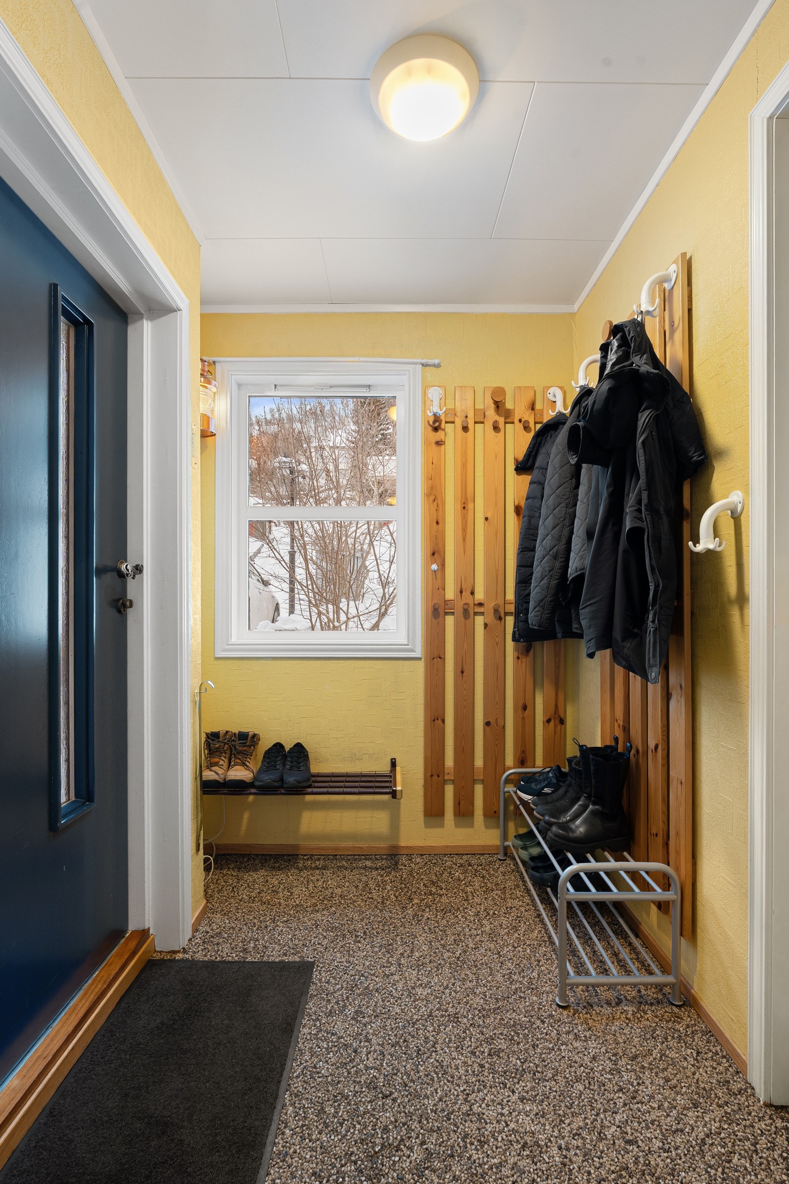 Praktisk entré med plass til både yttertøy og sko