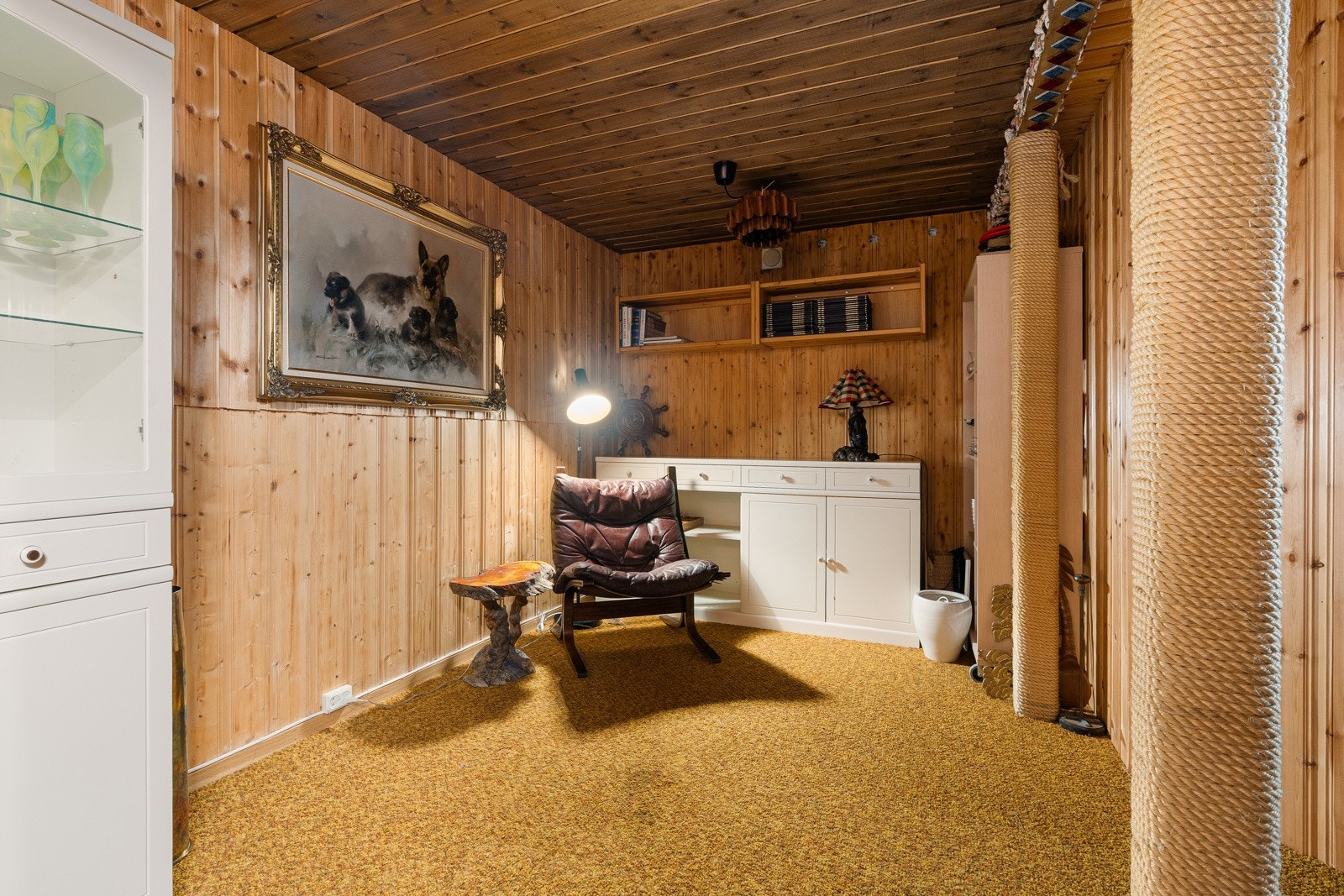 Hyggelig peisstue i sokkel med god plass til avslapning