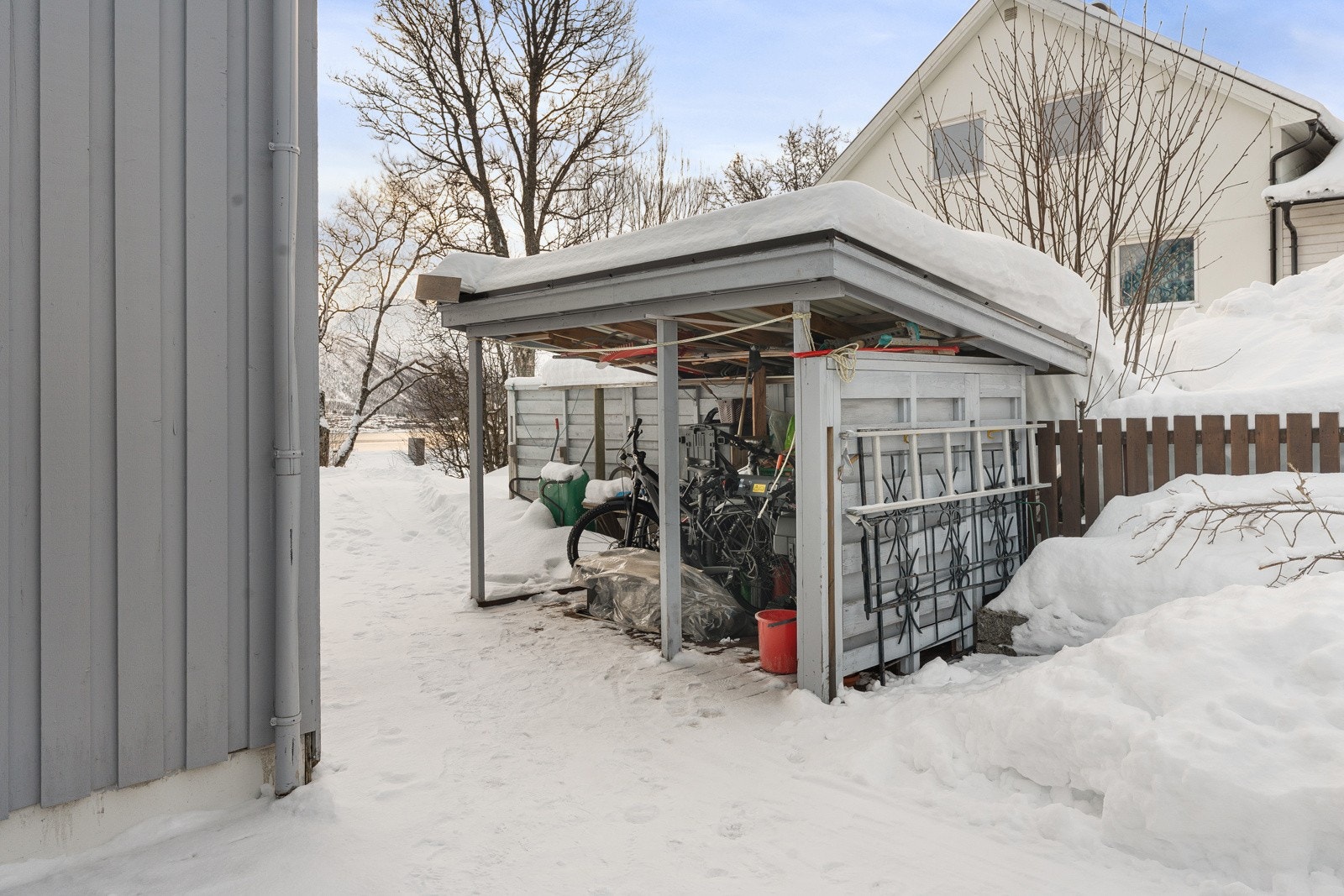 Stor terrasse ved inngangspartiet med praktisk lagringsplass, perfekt for eksempelvis snøfreser