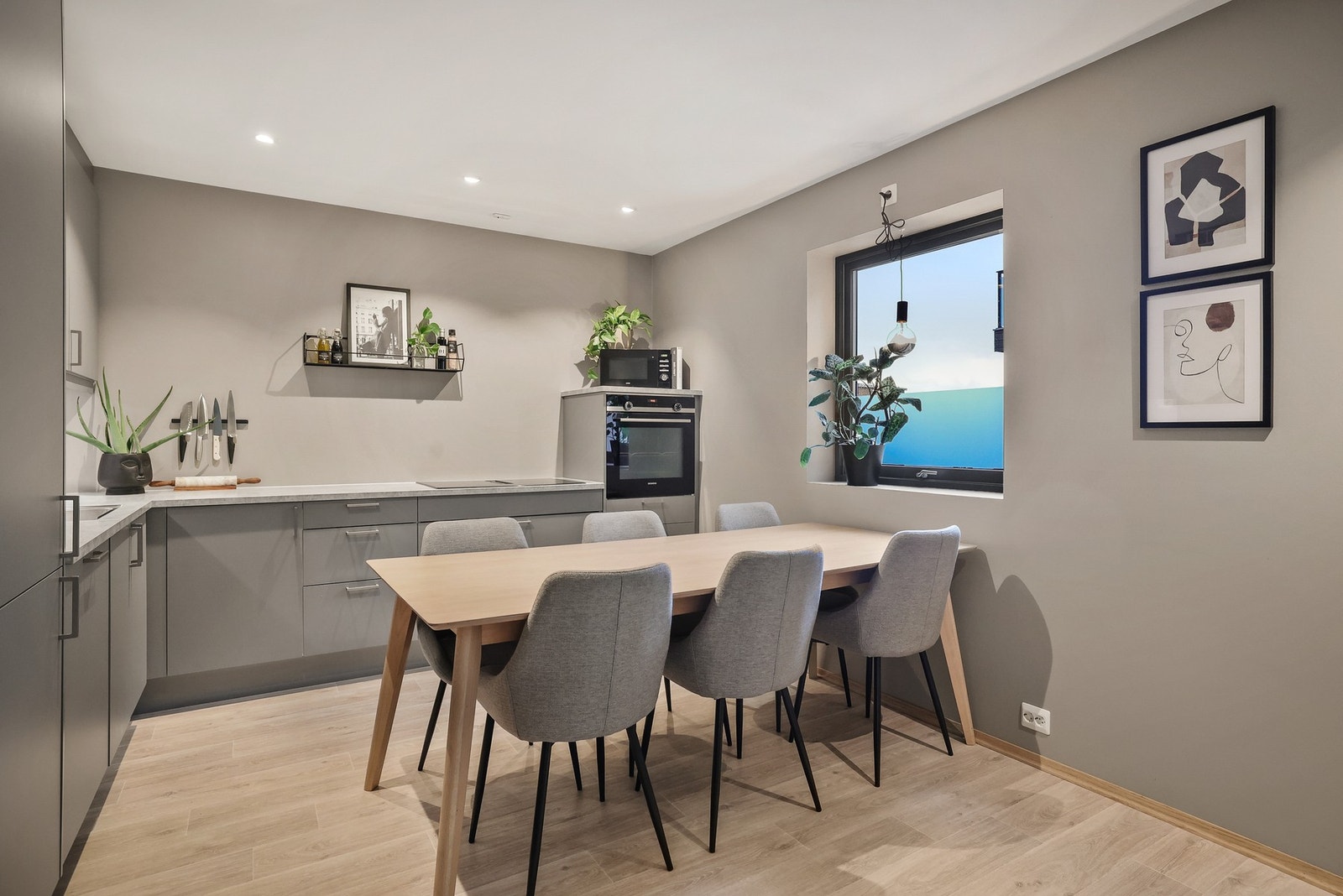 Det er integrert kjøl/fryseskap, oppvaskmaskin, platetopp med nedfelt ventilator, stekeovn og vannstoppsystem. Galleribilde