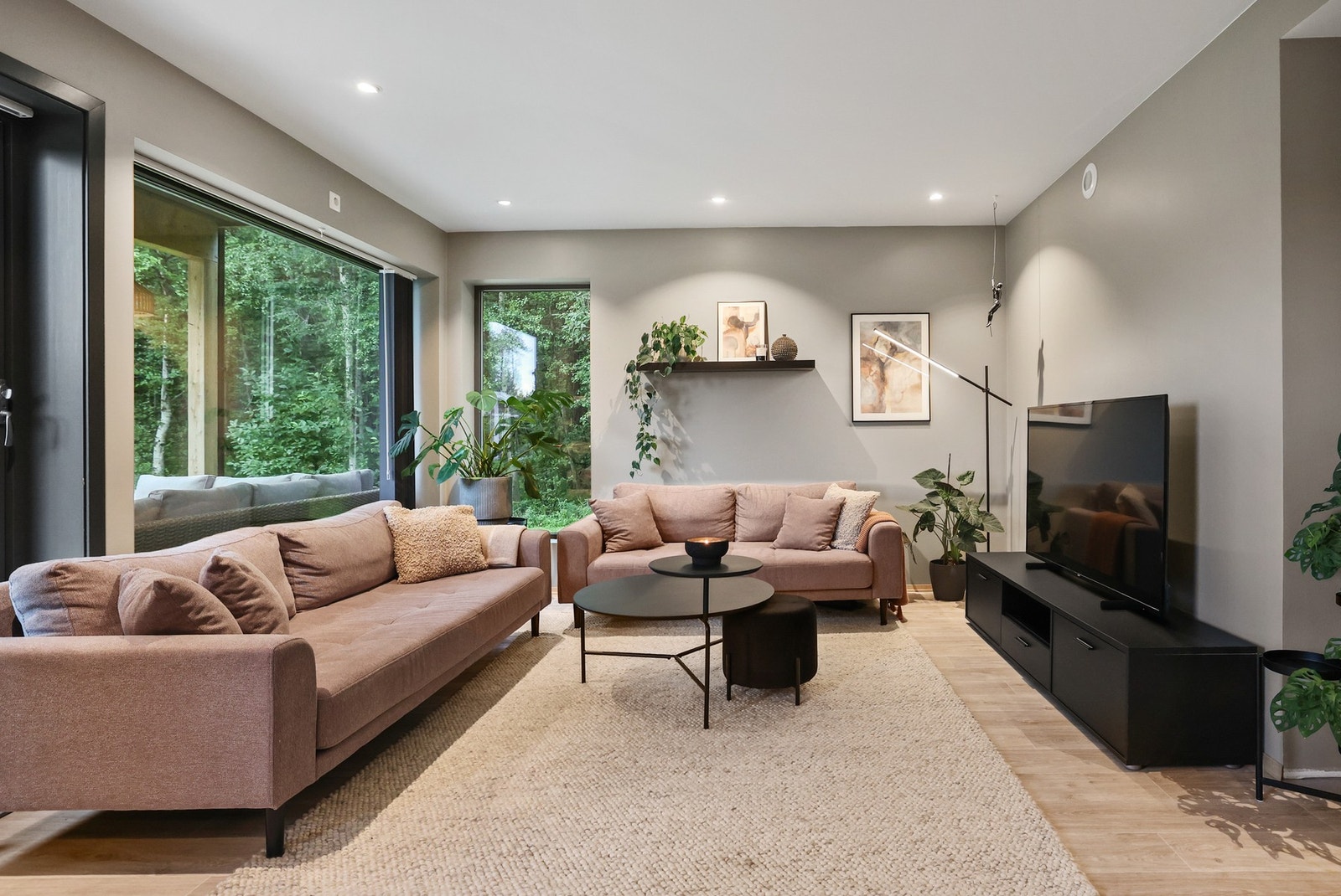 Dette, kombinert med de tidløse, lyse overflatene sørger for en lun atmosfære i rommet. Galleribilde