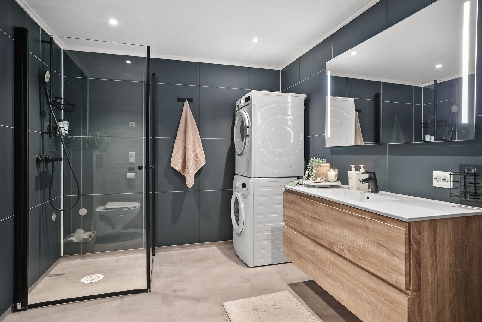 Tidløst baderom med behagelig gulvvarme. Galleribilde