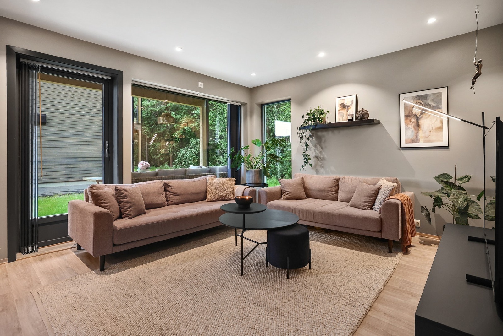 Det er store vindusflater som gir rikelig med naturlig lysinnslipp. Galleribilde