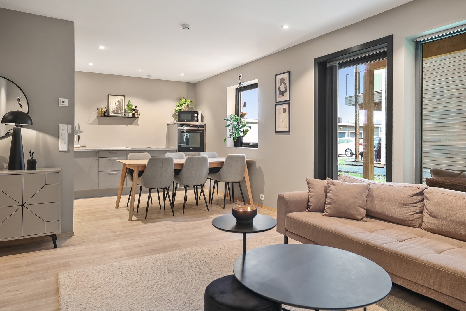 Fra stuen er det utgang til en trivelig terrasse. Galleribilde