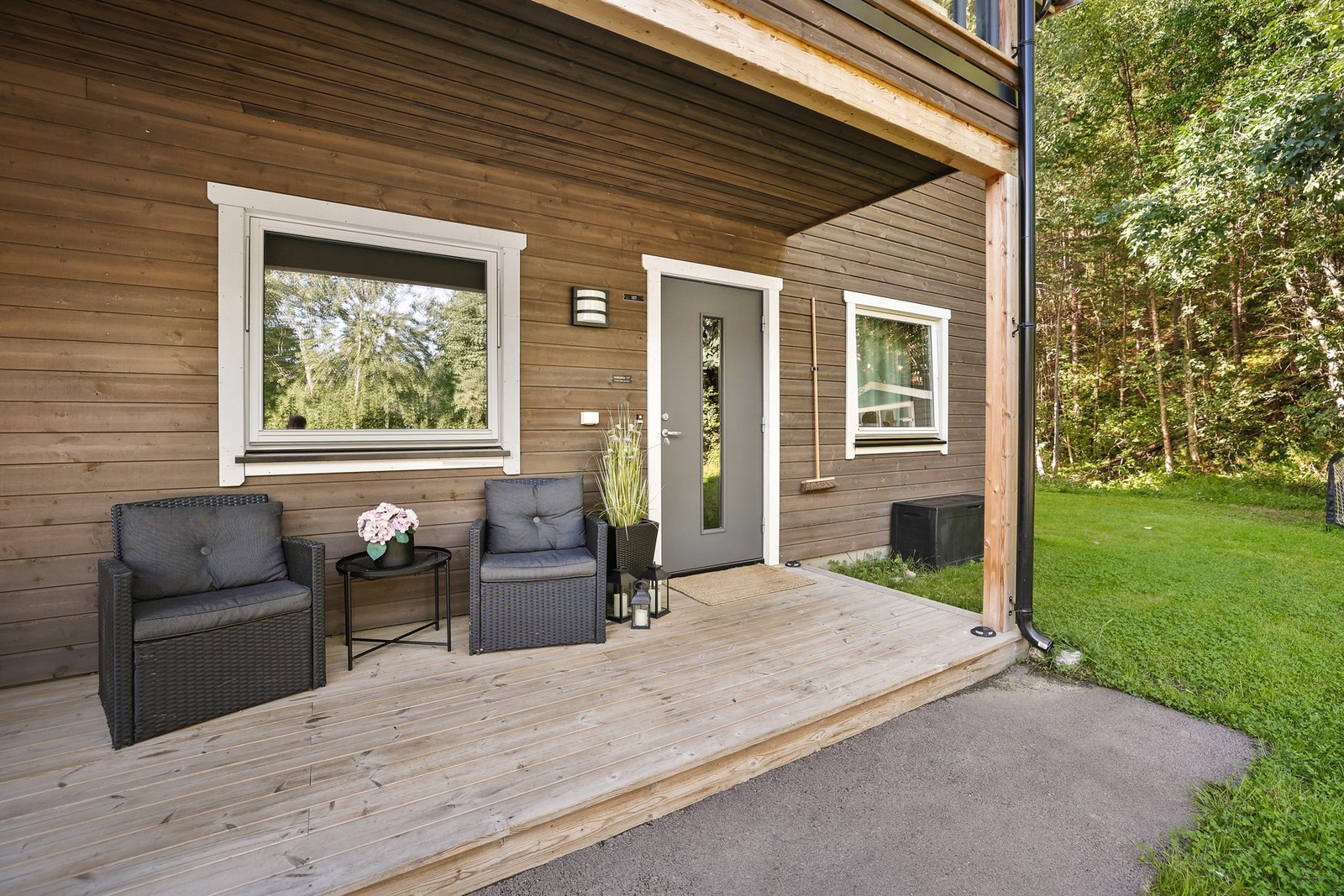 Leiligheten har et flott, overbygd inngangsparti med god plass til en sittegruppe. Galleribilde