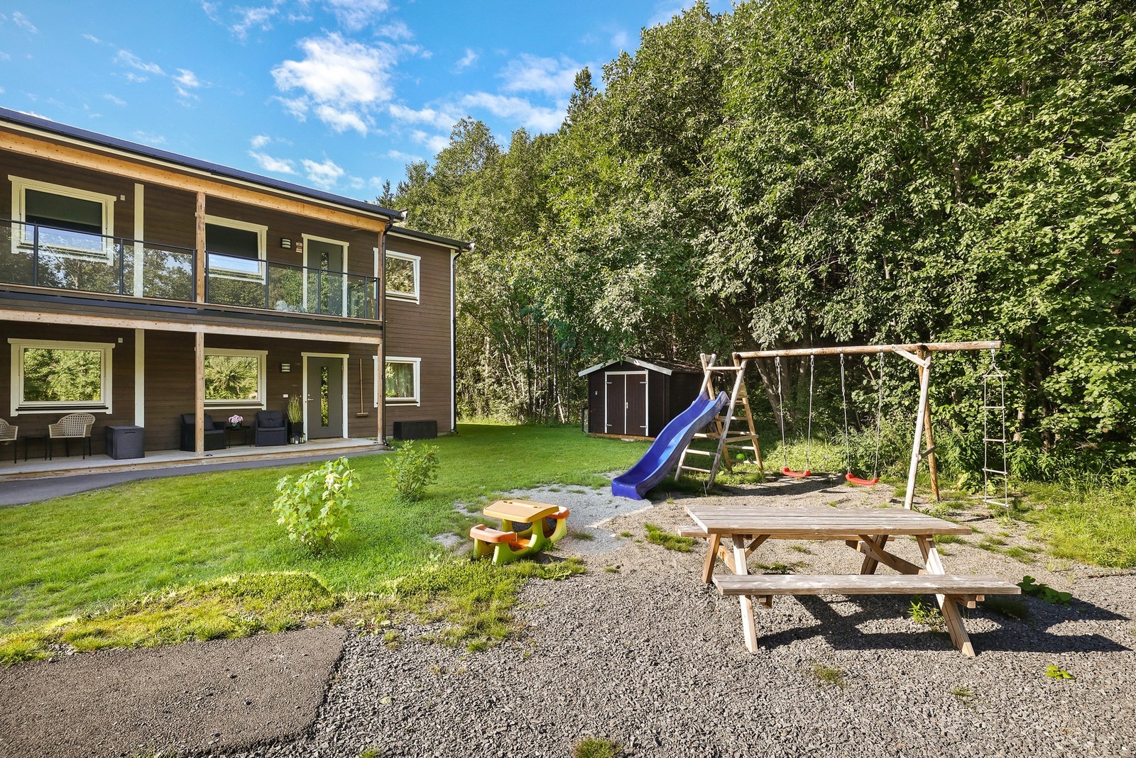 Leiligheten ligger på Aronnes, et barnevennlig og rolig område like utenfor Alta sentrum. Galleribilde