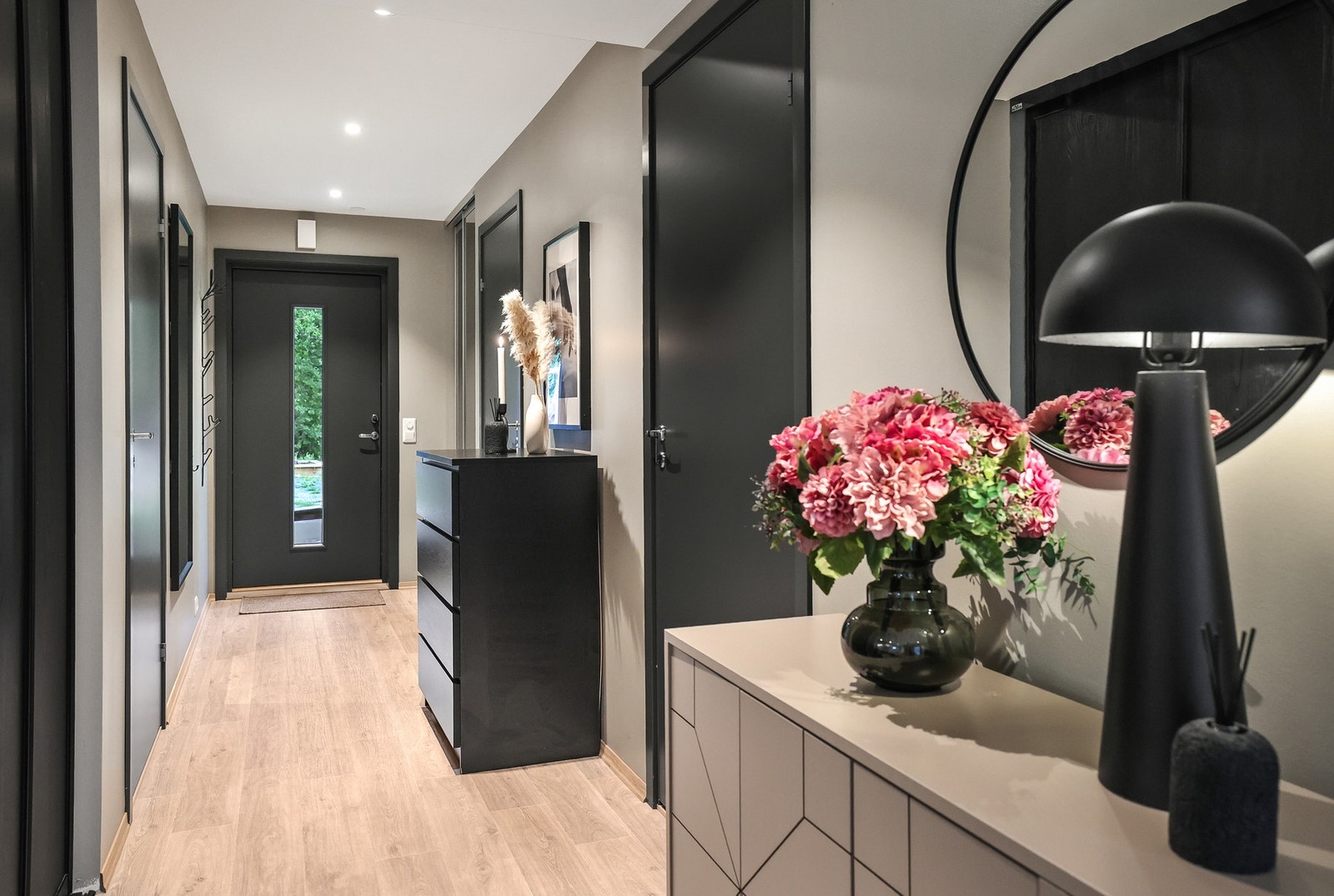 Vel inne blir man møtt av en entré som gir et godt førsteinntrykk av leiligheten. Galleribilde