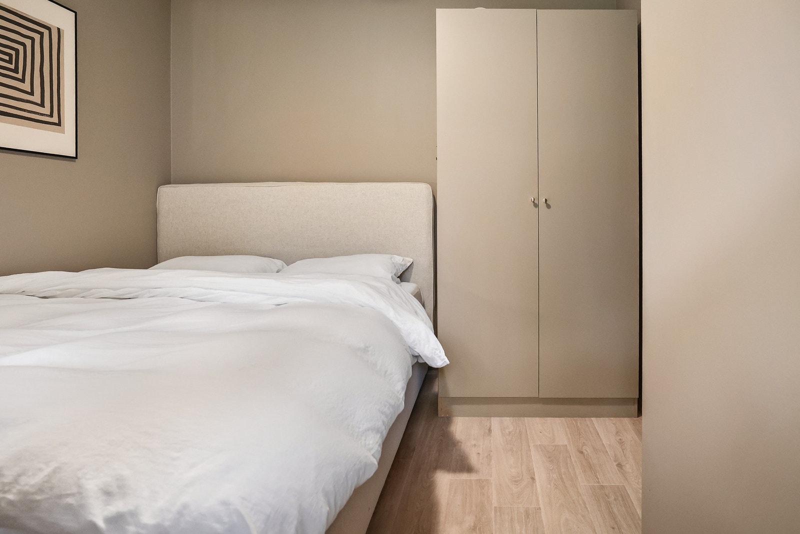 Begge soverommene har god plass til seng, nattbord og annet ønsket møblement. Galleribilde