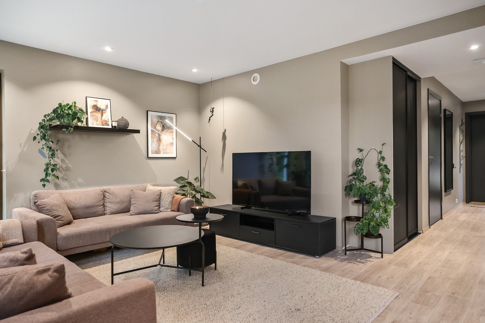 Det er god plass til en sofagruppe og TV med tilhørende møblement. Galleribilde