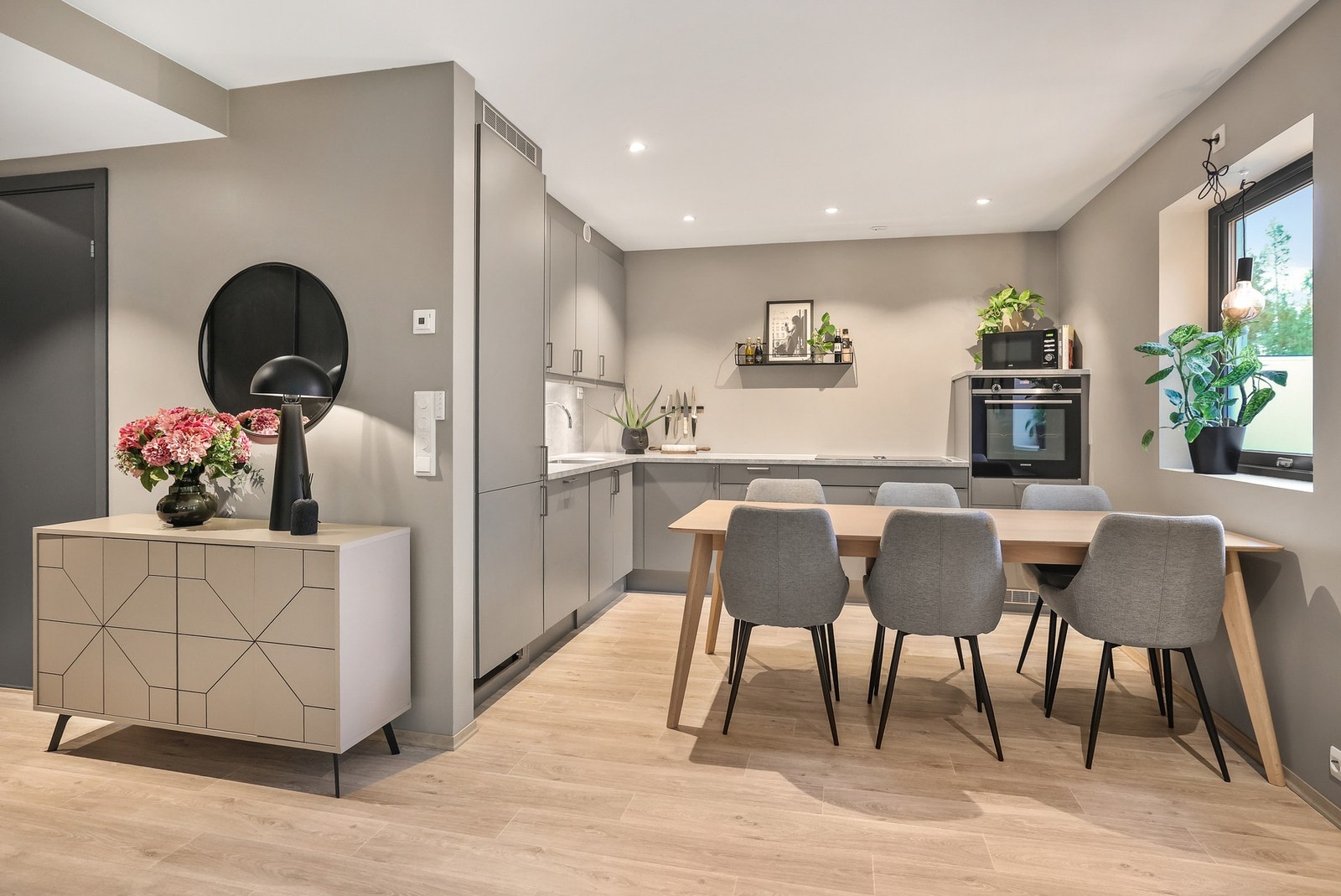 Kjøkkenet har en praktisk utforming som sørger for effektive arbeidsflater og godt med oppbevaringsplass i skuffer og skap. Galleribilde