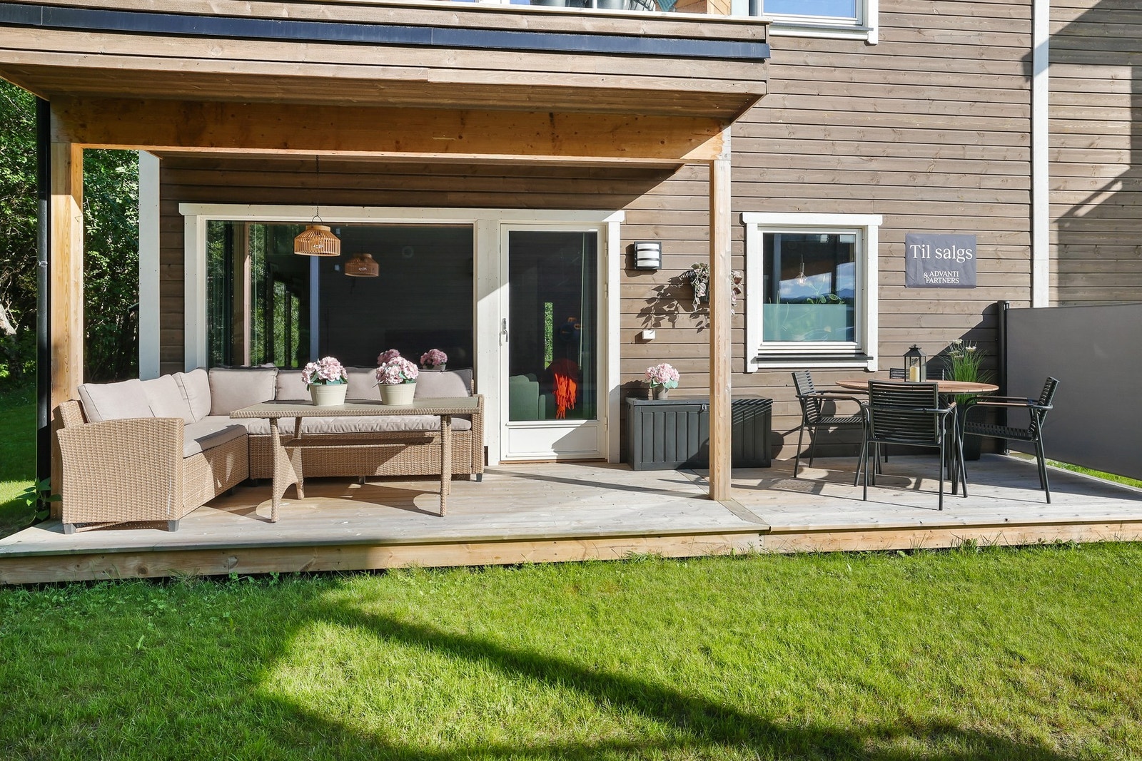 Terrassen har god plass til ulike sittesoner. Galleribilde