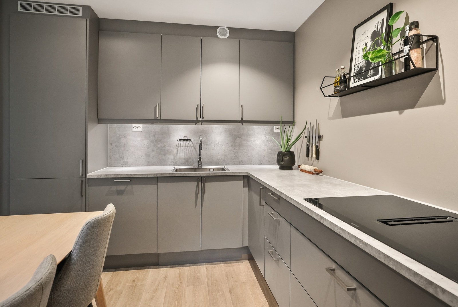 Innredningen har glatte fronter og benkeplate av laminat. Galleribilde