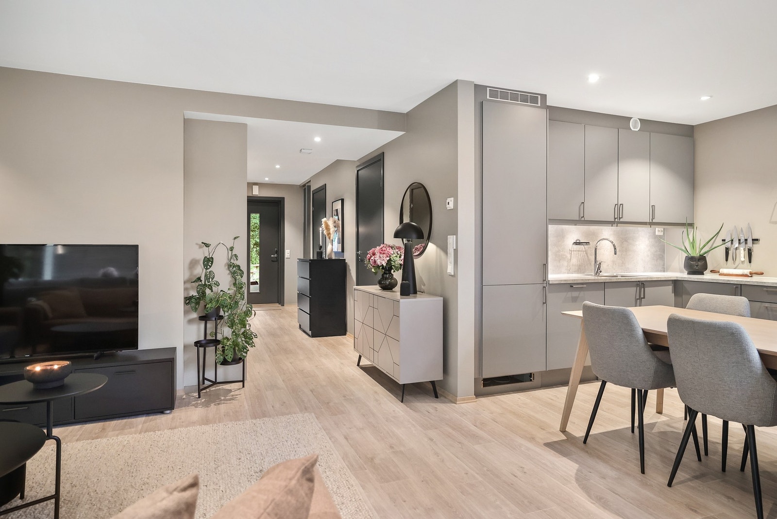 Leiligheten har en gjennomført og delikat stue. Galleribilde