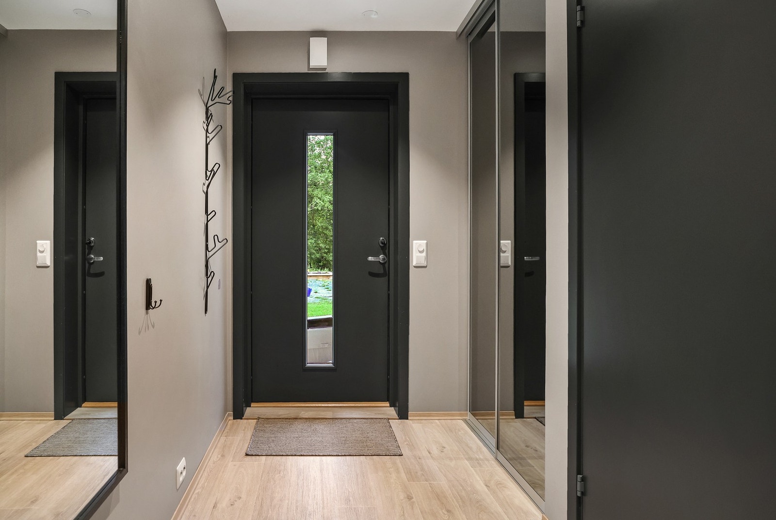 Skyvedørsgarderoben sørger for praktisk oppbevaringsplass av uteklær og sko. Galleribilde