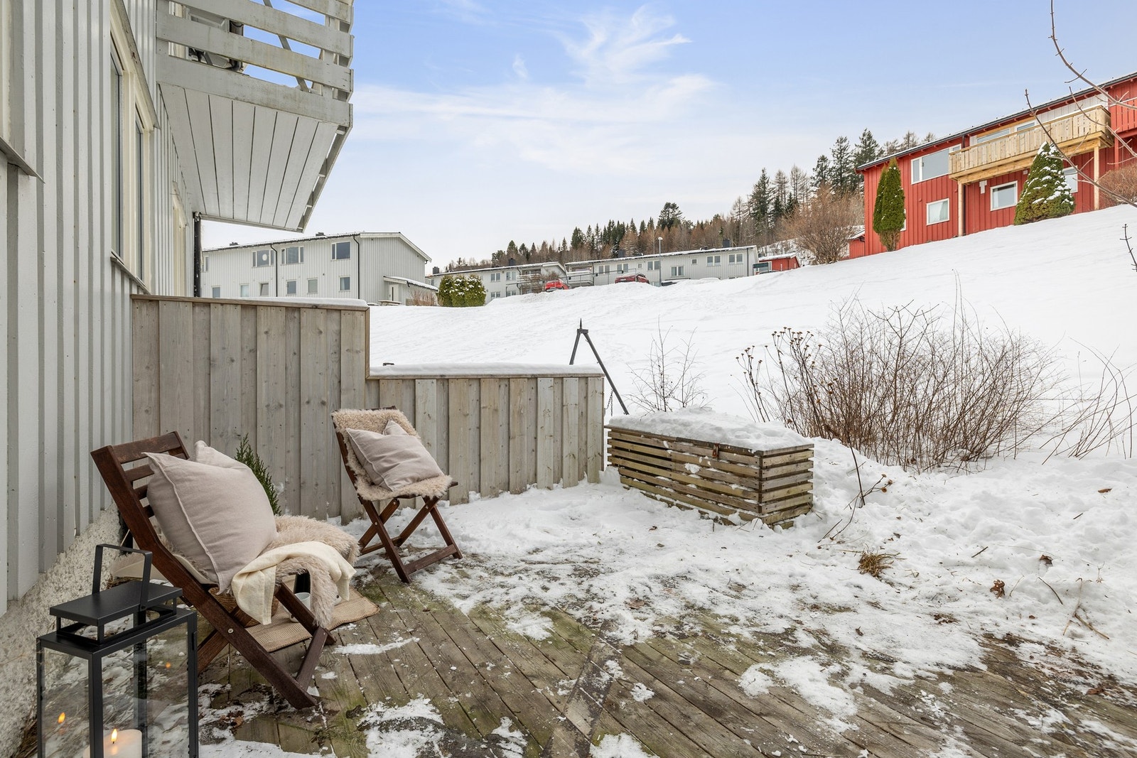 Hyggelig terrasse på bakkeplan med lun solvegg og tilgang på hage.. Galleribilde