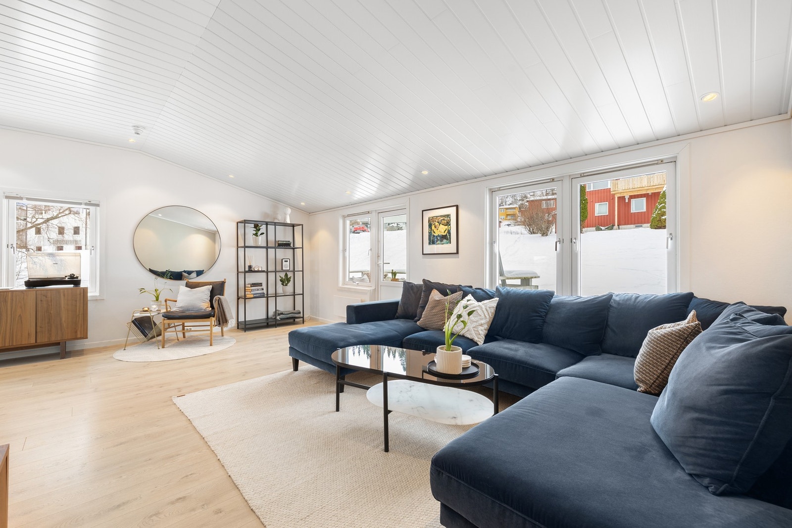 En lys og tiltalende andelsleilighet beliggende i 2. etasje i en trivelig firemannsbolig. Galleribilde