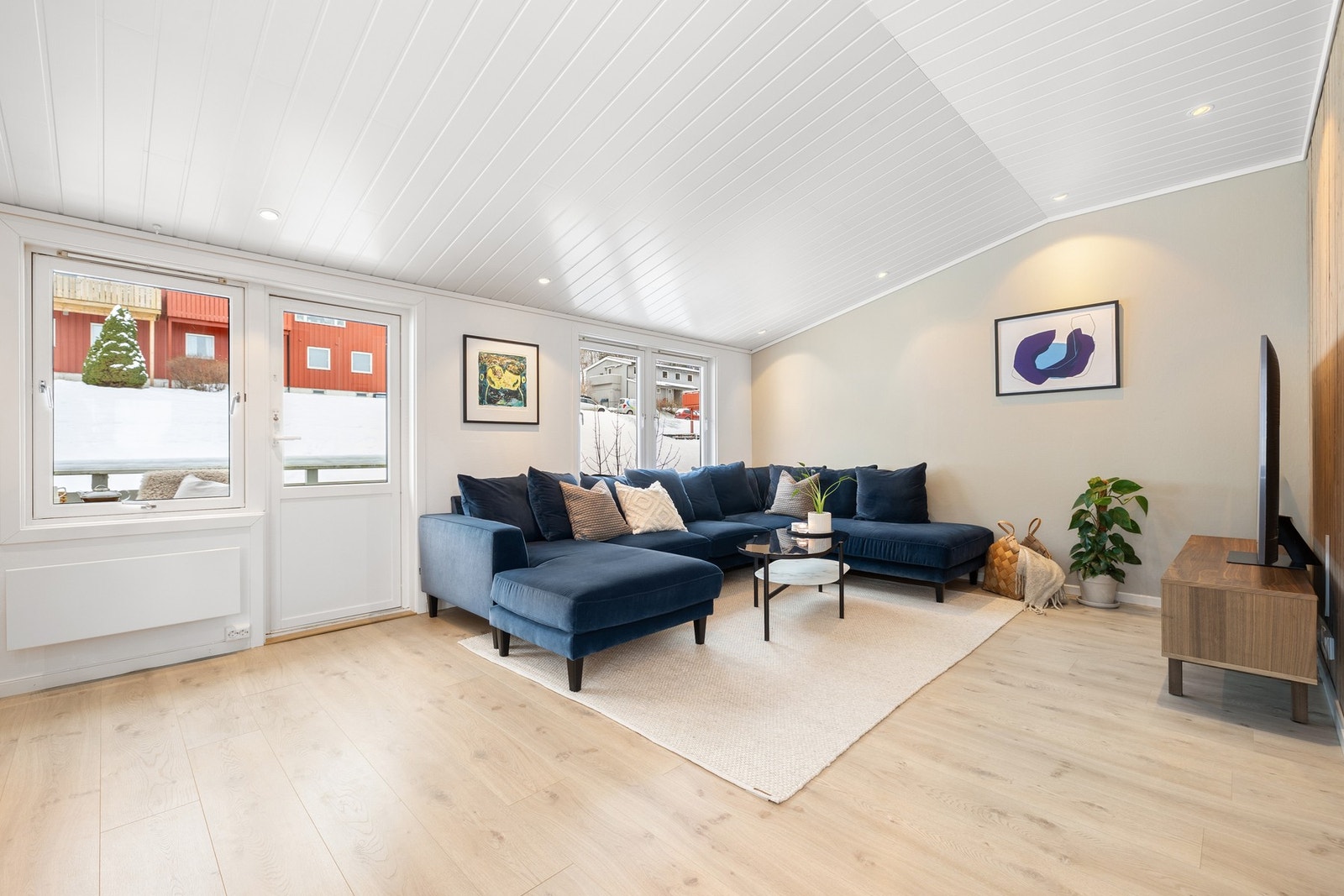 Leiligheten er gjennomgående oppusset i 2016, og holder en meget høy og moderne standard. Galleribilde