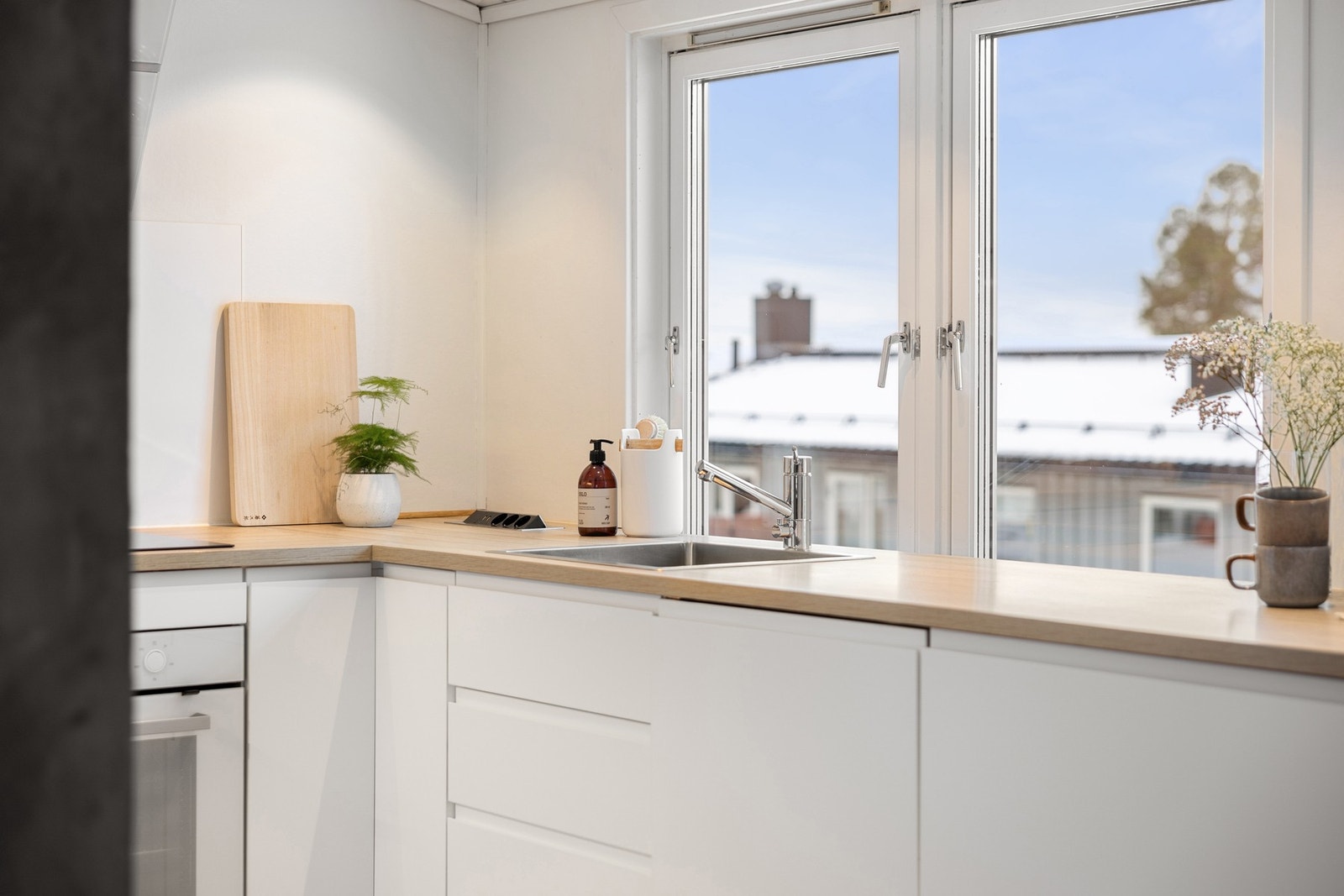 Kjøkkenet vender mot nordøst og får godt med morgensol Galleribilde