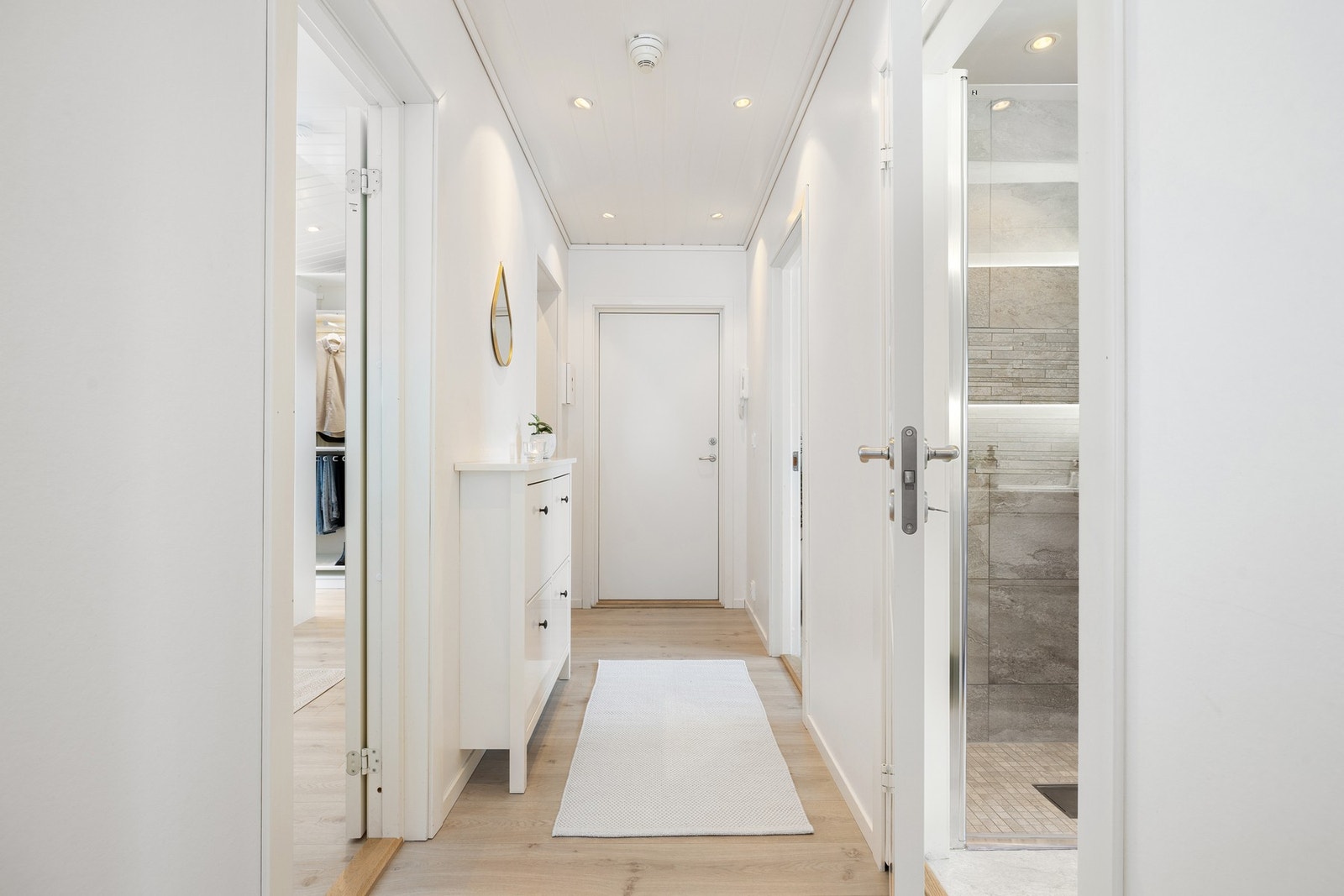 Innbydende entré med praktisk garderobeløsning rett ved inngangsdøren. Galleribilde