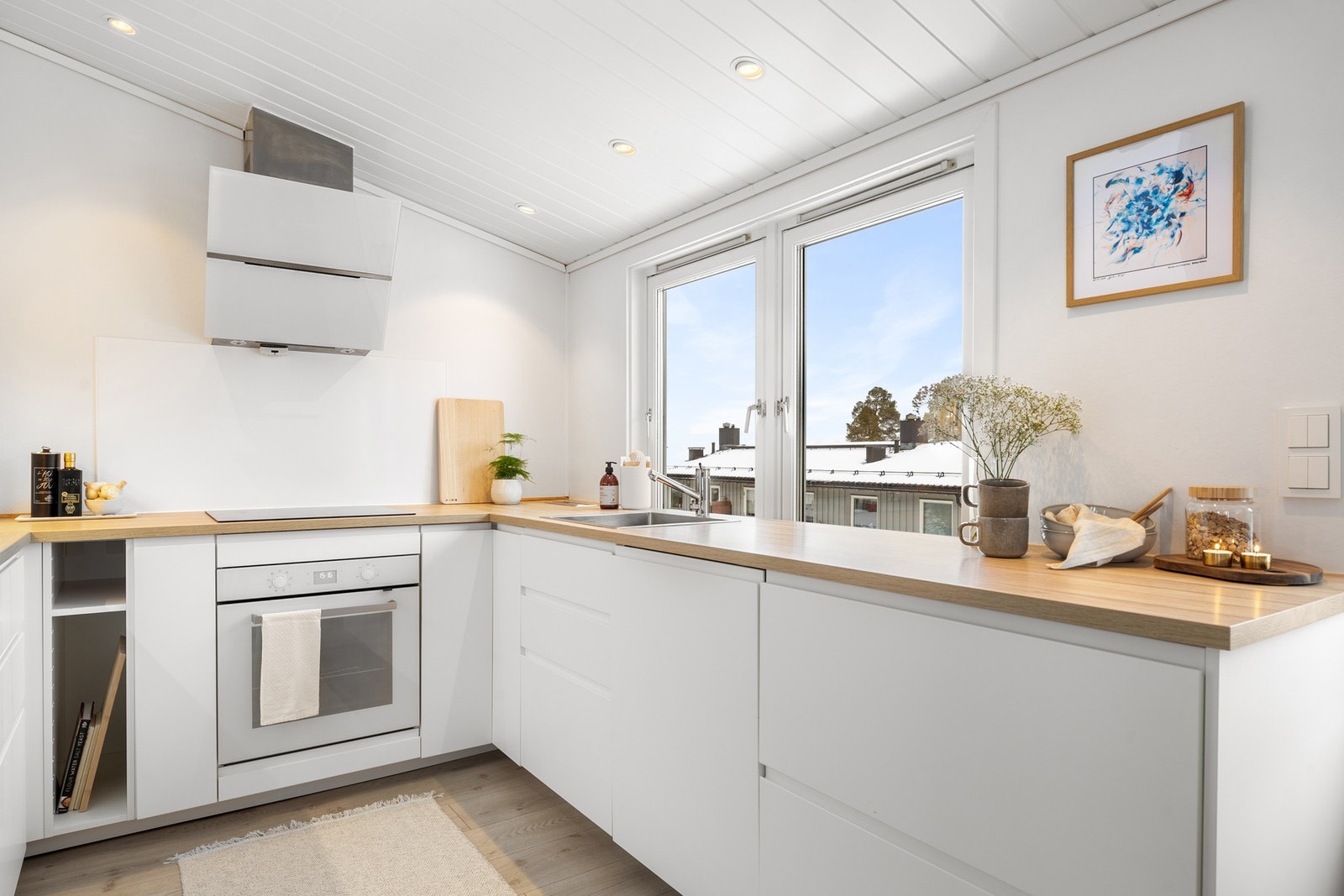 Moderne innredning med god skapplass og godt belyste arbeidsflater. Galleribilde