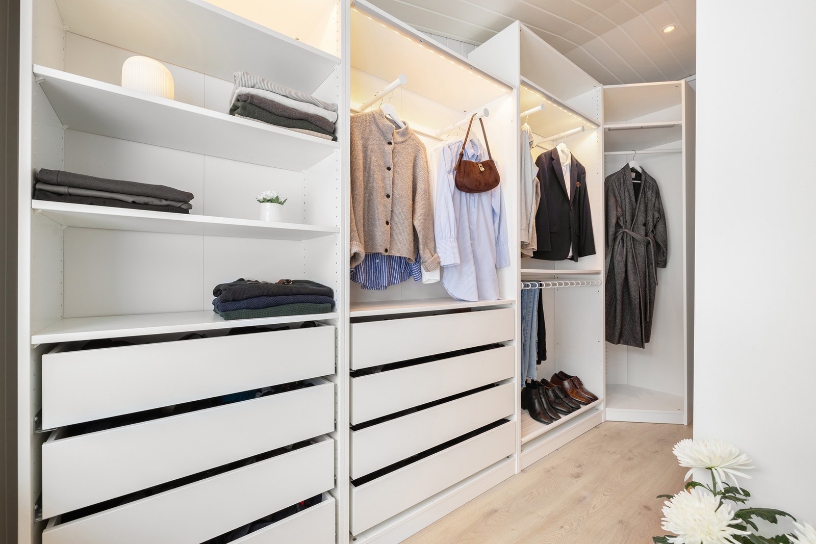 Innholdsrik garderobeløsning med mye skapplass og klesoppheng. Galleribilde