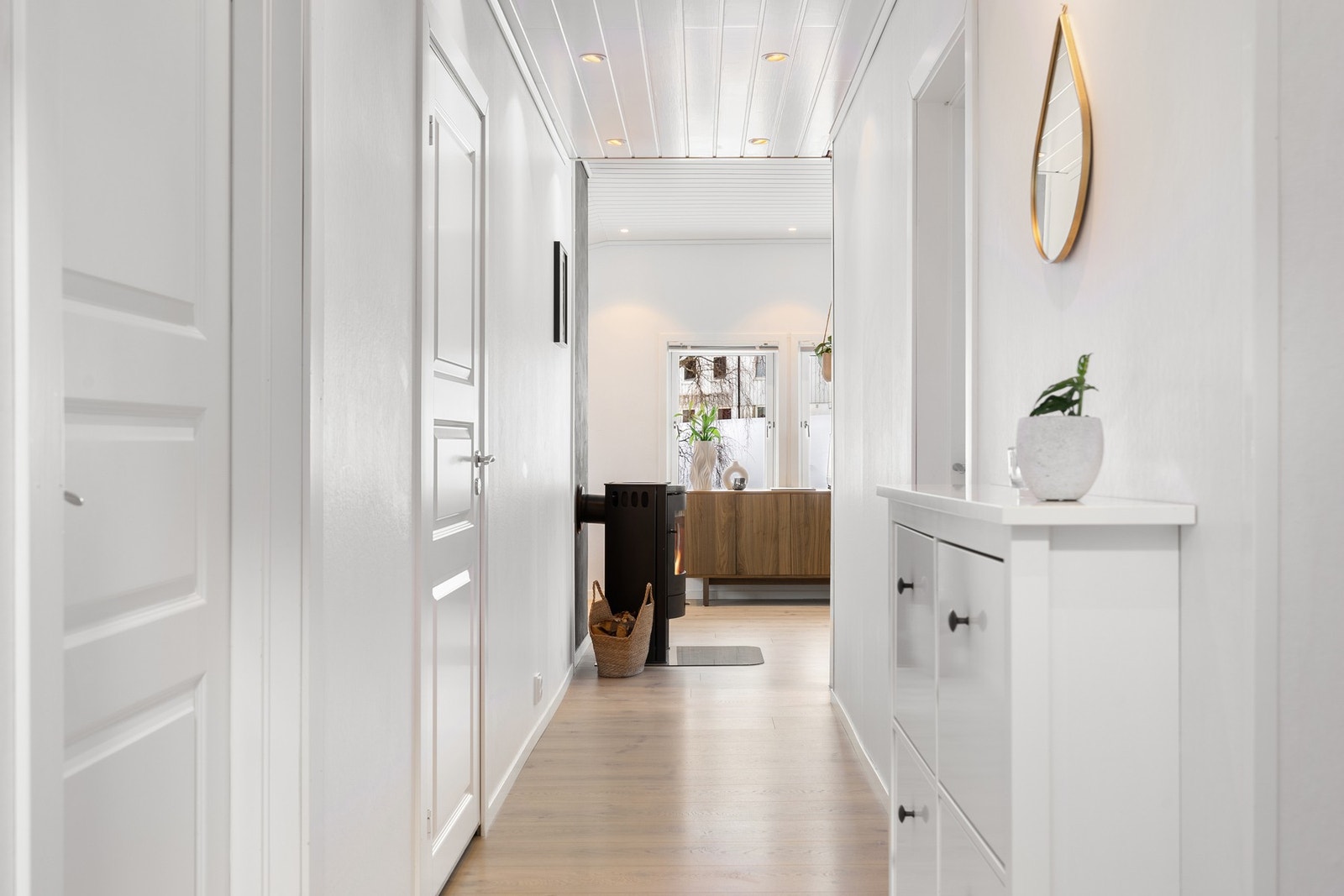 Leiligheten har god belysning med downlights i taket. Galleribilde