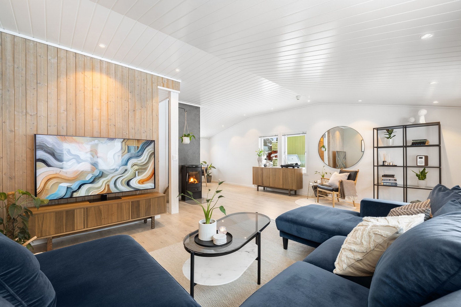 God takhøyde, åpen løsning og vinduer på flere sider av rommet sørger for en luftig romsølelse. Galleribilde