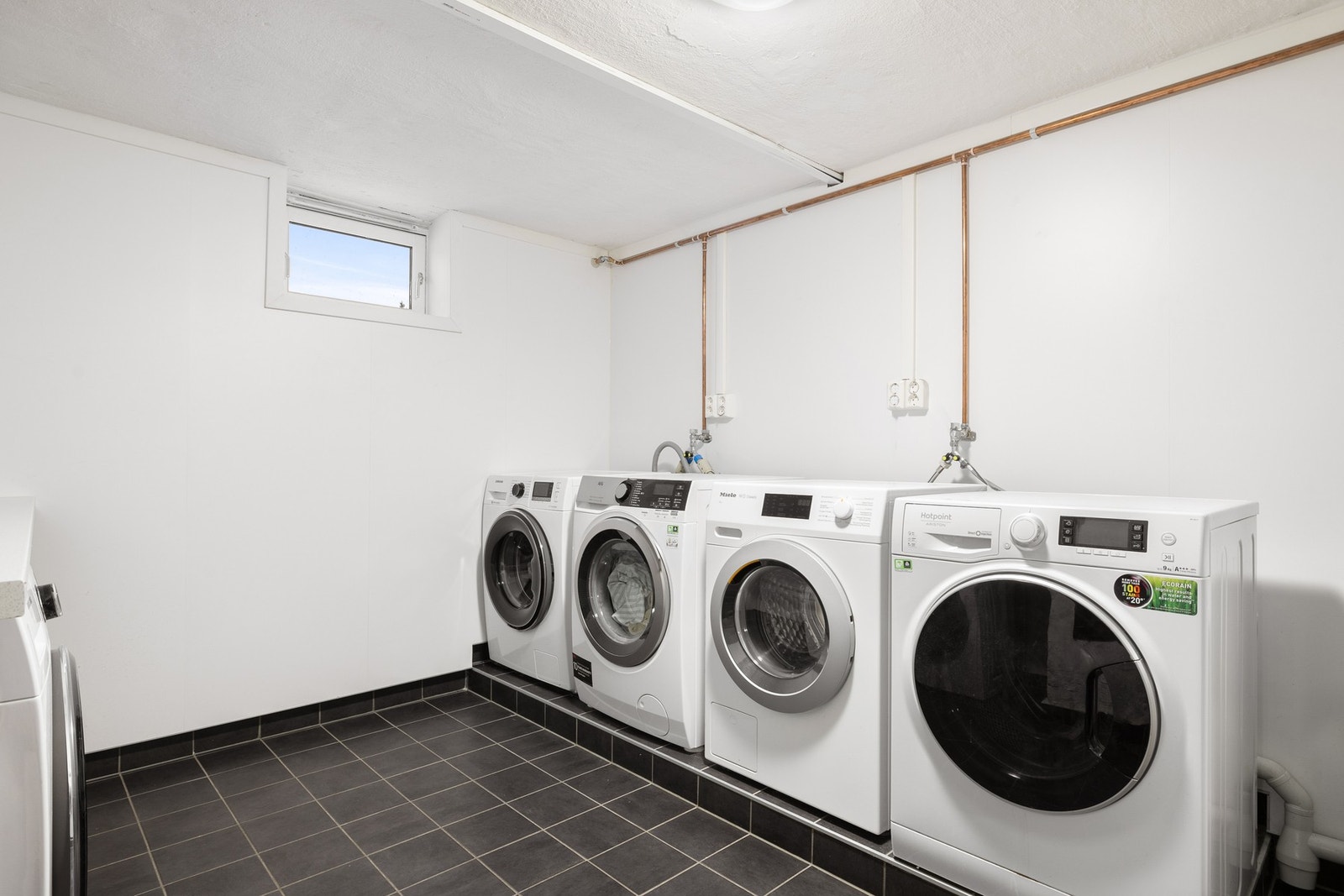 I kjelleren er det tilgang på felles vaskerom og en stor felles sykkel-/skibod. I tillegg disponerer leiligheten to private boder på 7 kvm hver. Galleribilde