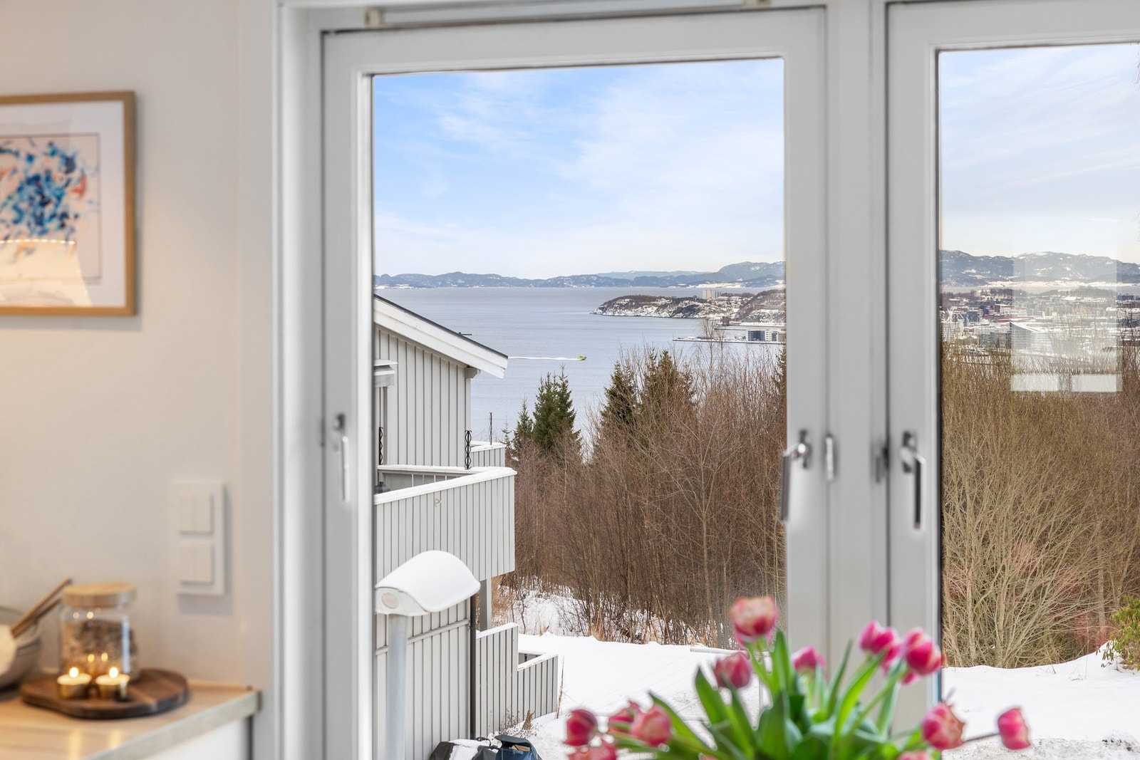 I Fagerlia bor du høyt over fjorden og byen med fantastisk utsikt. Galleribilde