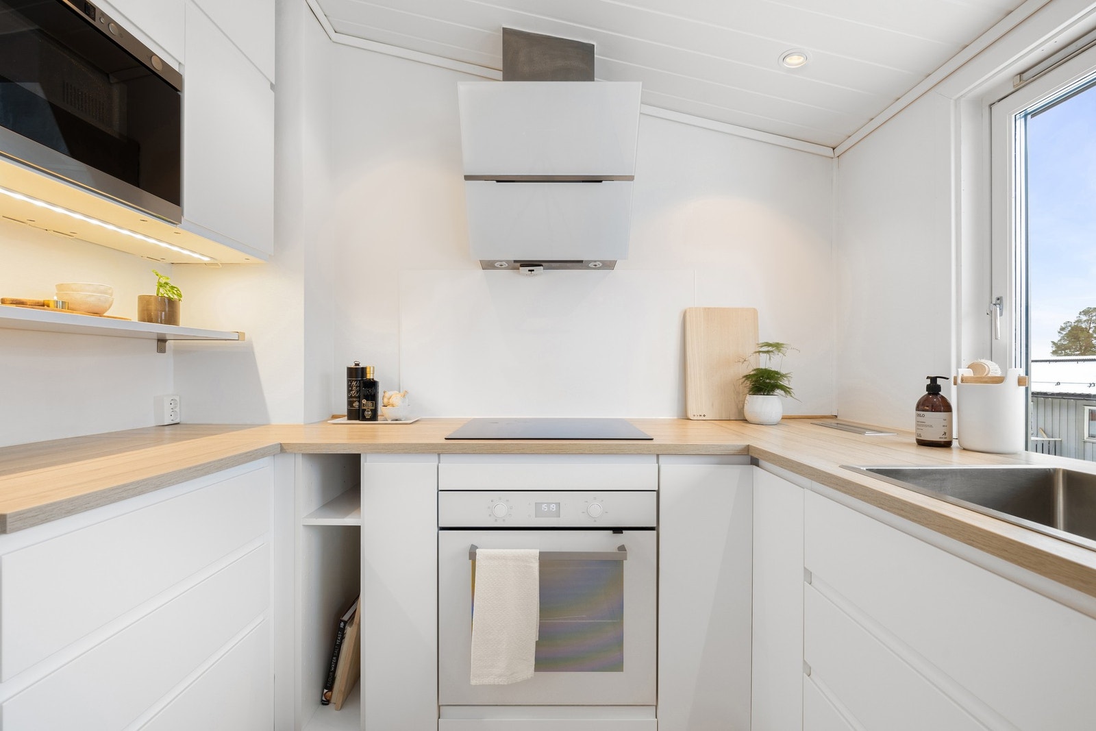 Integrerte hvitevarer består av koketopp, oppvaskmaskin. frys-/kjøleskap og oppvaskmaskin. Stekeovn ble byttet i 2024. Galleribilde