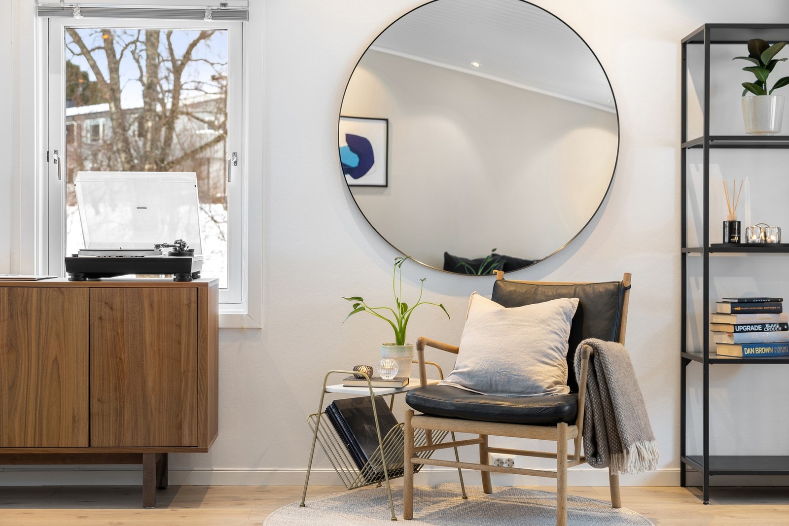 Hele leiligheten har en gjennomført stil med harmoniske farger og nøye utvalgte materialer som gir et moderne og tidløst uttrykk. Galleribilde