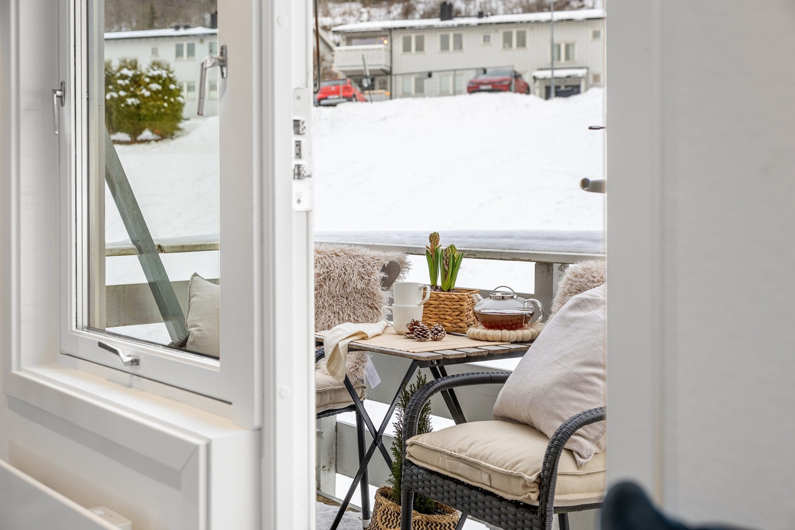 Leiligheten har utgang til en hyggelig balkong, samt tilgang på en terrasse på bakkeplan. Galleribilde