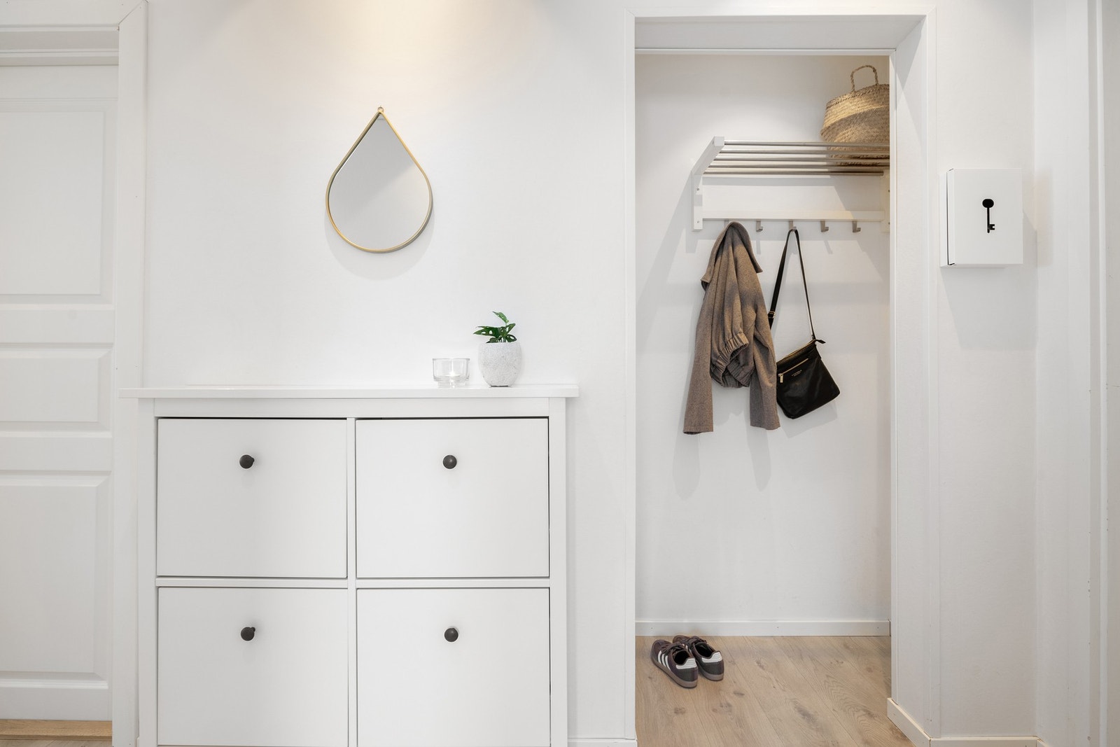 Her er det god plass til både sko og yttertøy. Galleribilde