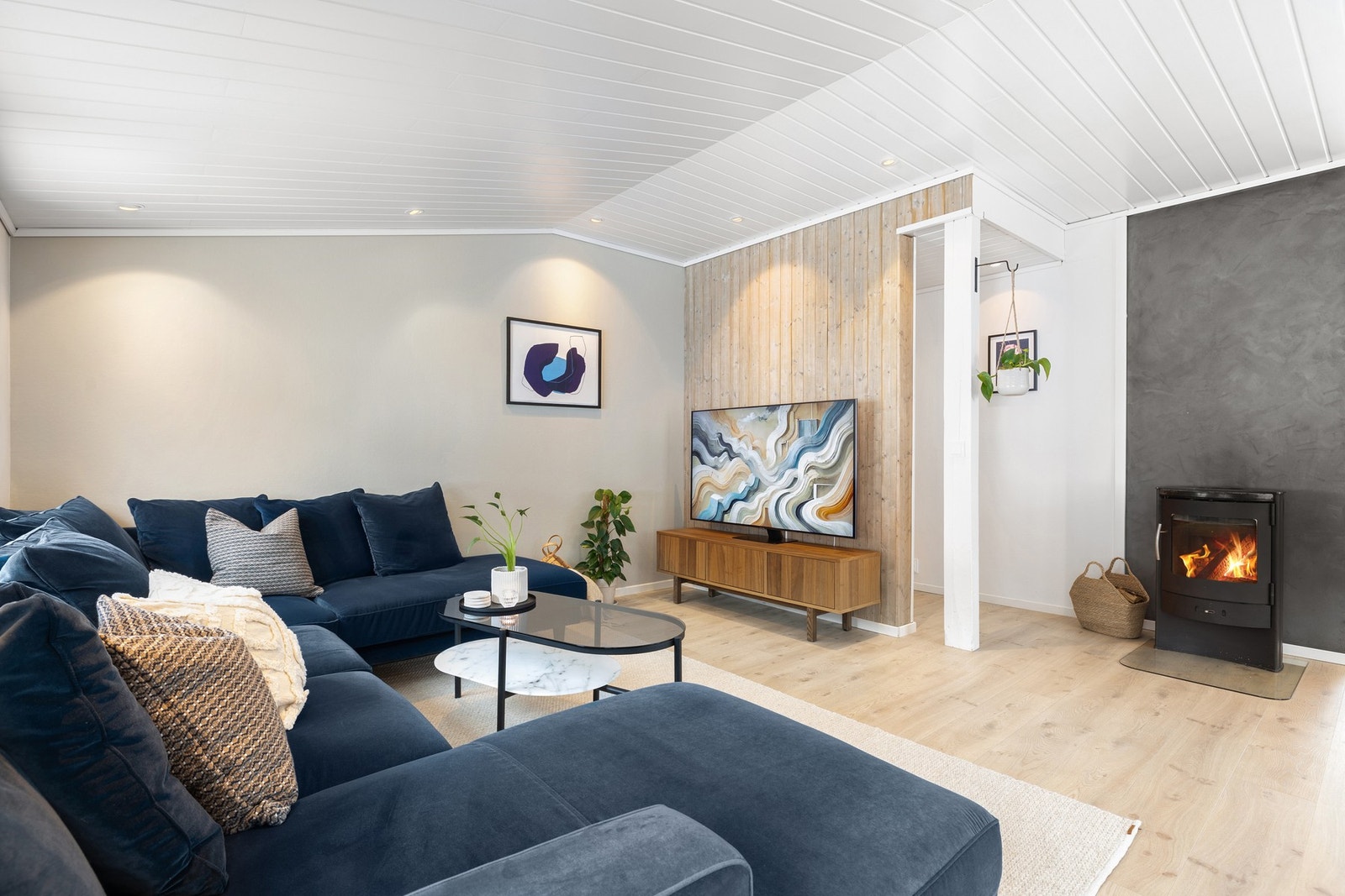 På stuen er det god plass til en stor hjørnesofa. Galleribilde