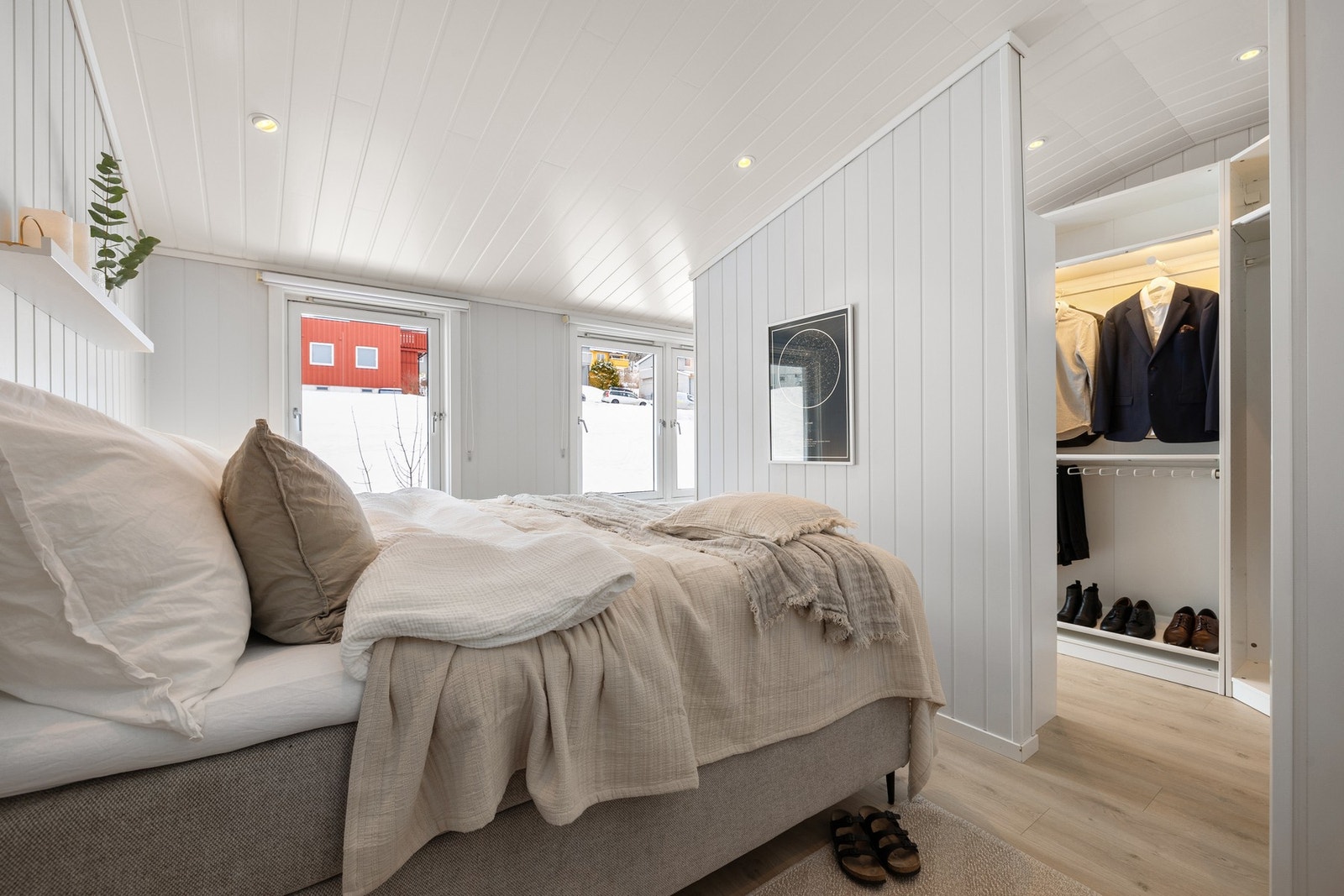 Hovedsoverommet er hele 15 kvm med egen garderobe. Galleribilde