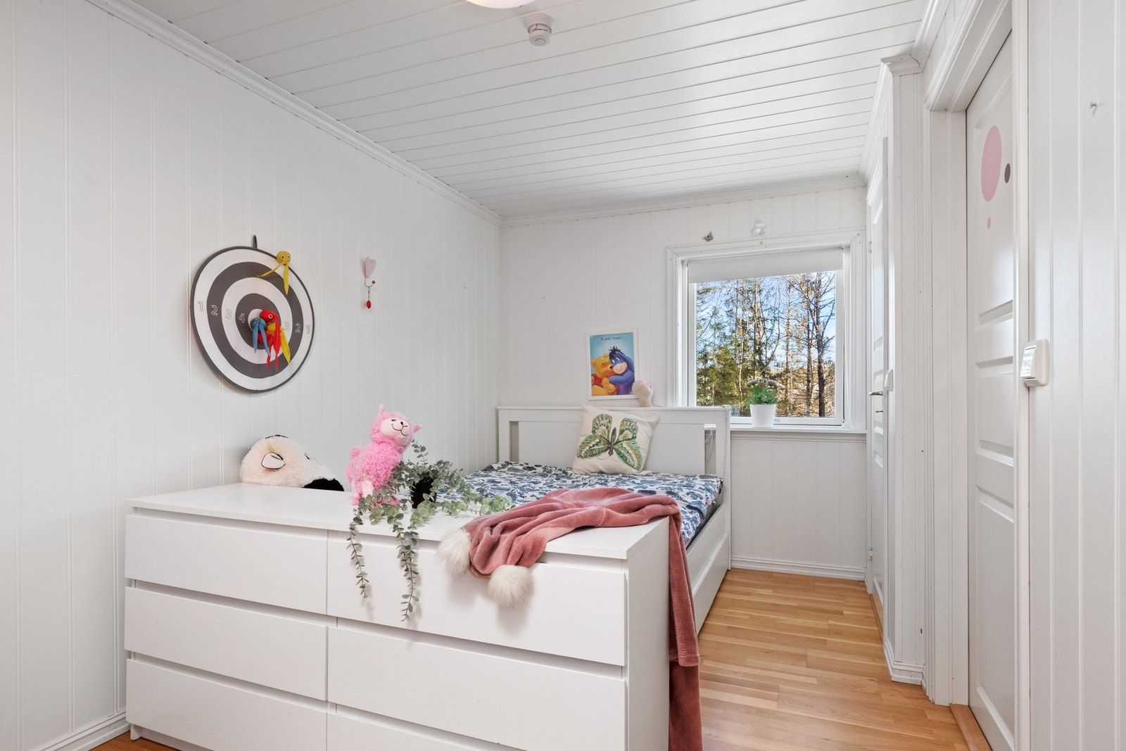 Soverom 1 med god plass til seng og tilhørende møblement. Galleribilde