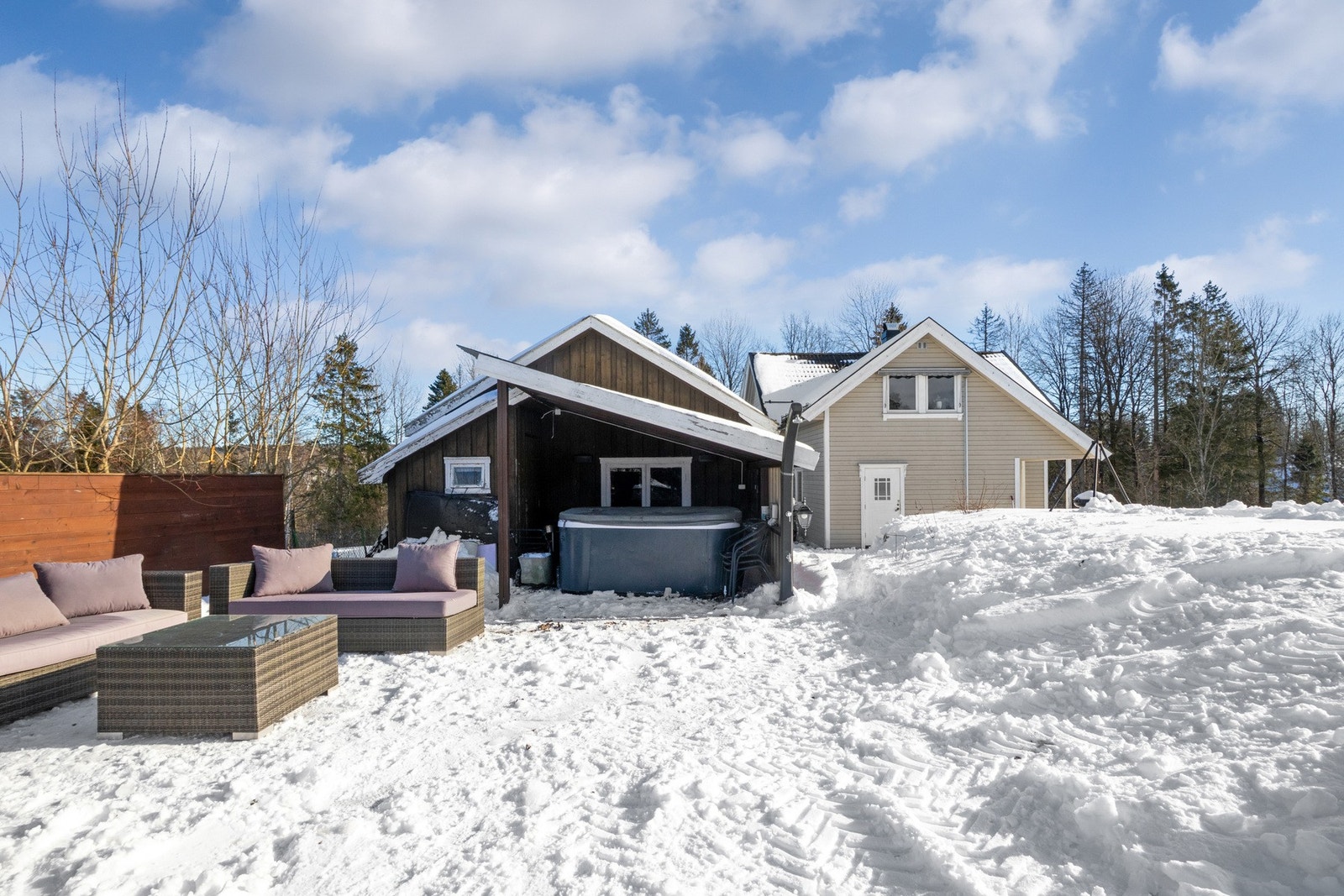 Her har du en romslig og flott tomt på hele 2 064 m² med naturskjønn beliggenhet. Galleribilde