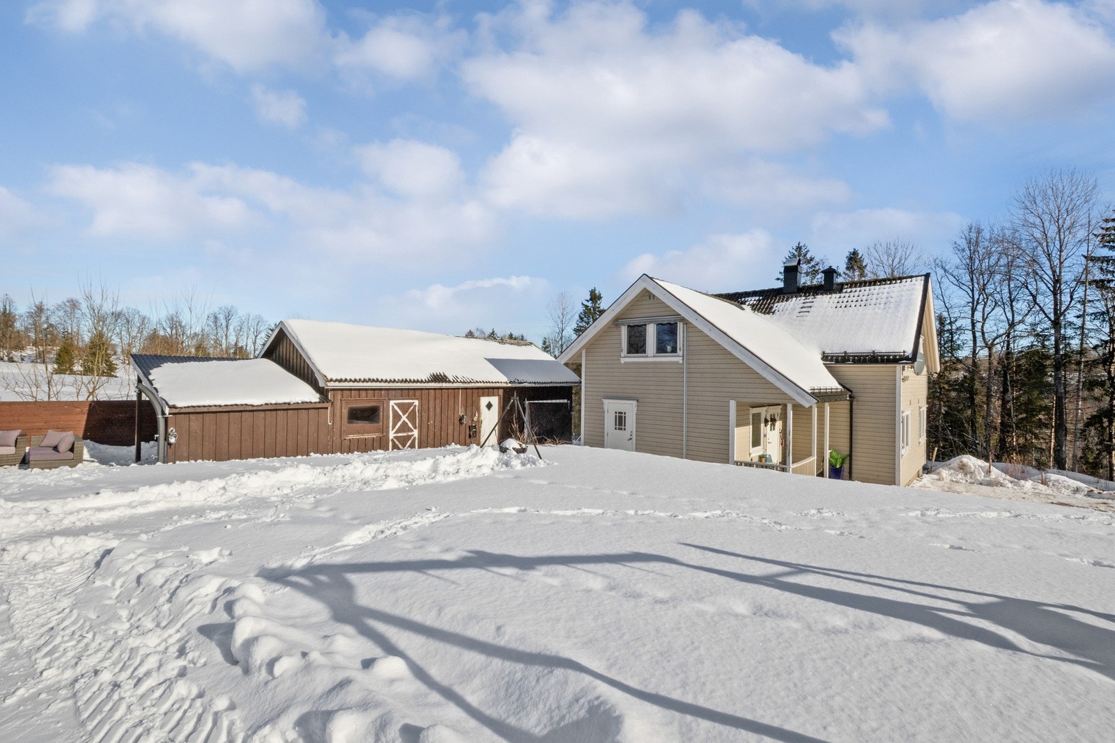 Området byr på landlig ro, samtidig som det er enkel adkomst via offentlig vei. Her kan du skape ditt eget hjem i fredelige omgivelser med naturen som nærmeste nabo. Galleribilde