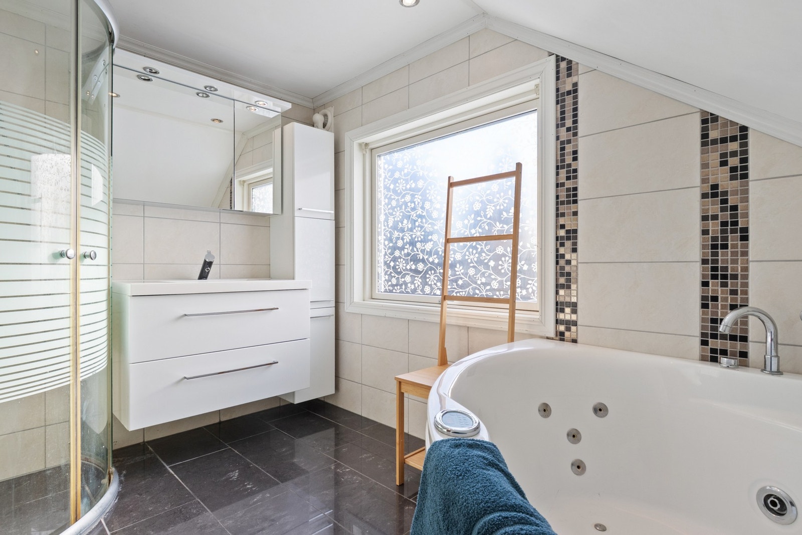 I andre etasje har du et bad fra 2009 med innredning med nedfelt servant, badekar samt dusjhjørne. Galleribilde