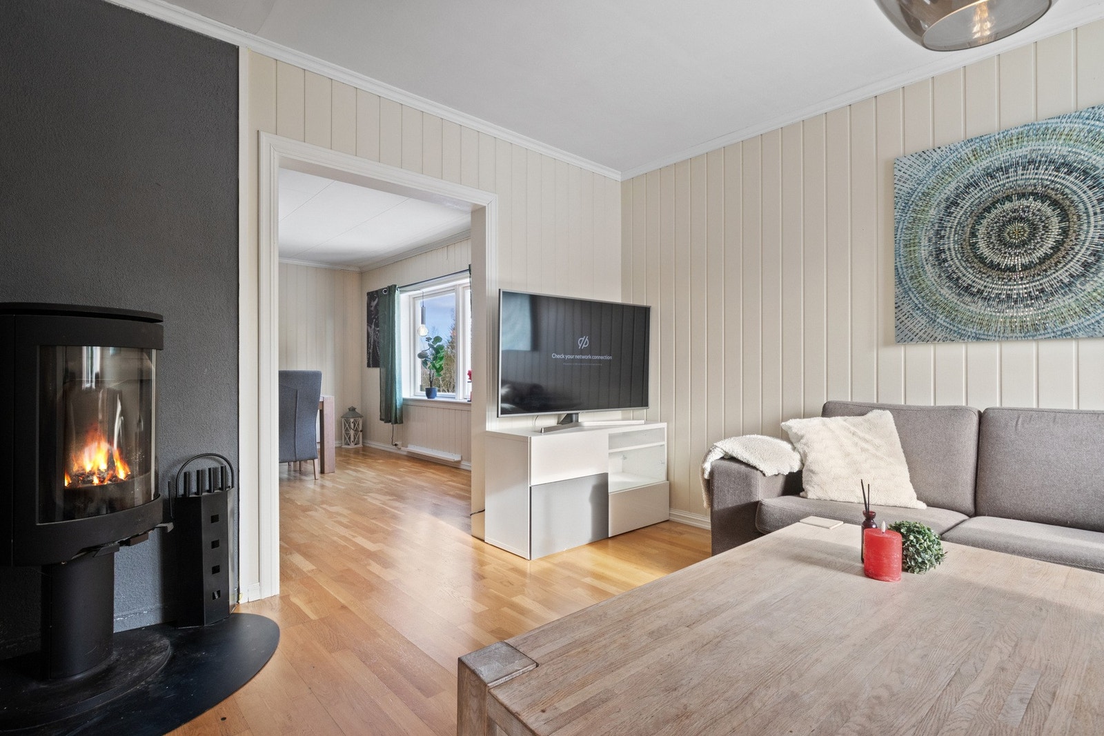 Stuene er stor og fin med en sosial dynamikk med god plass til spisestue og sofaløsning med tilhørende møblement. Galleribilde