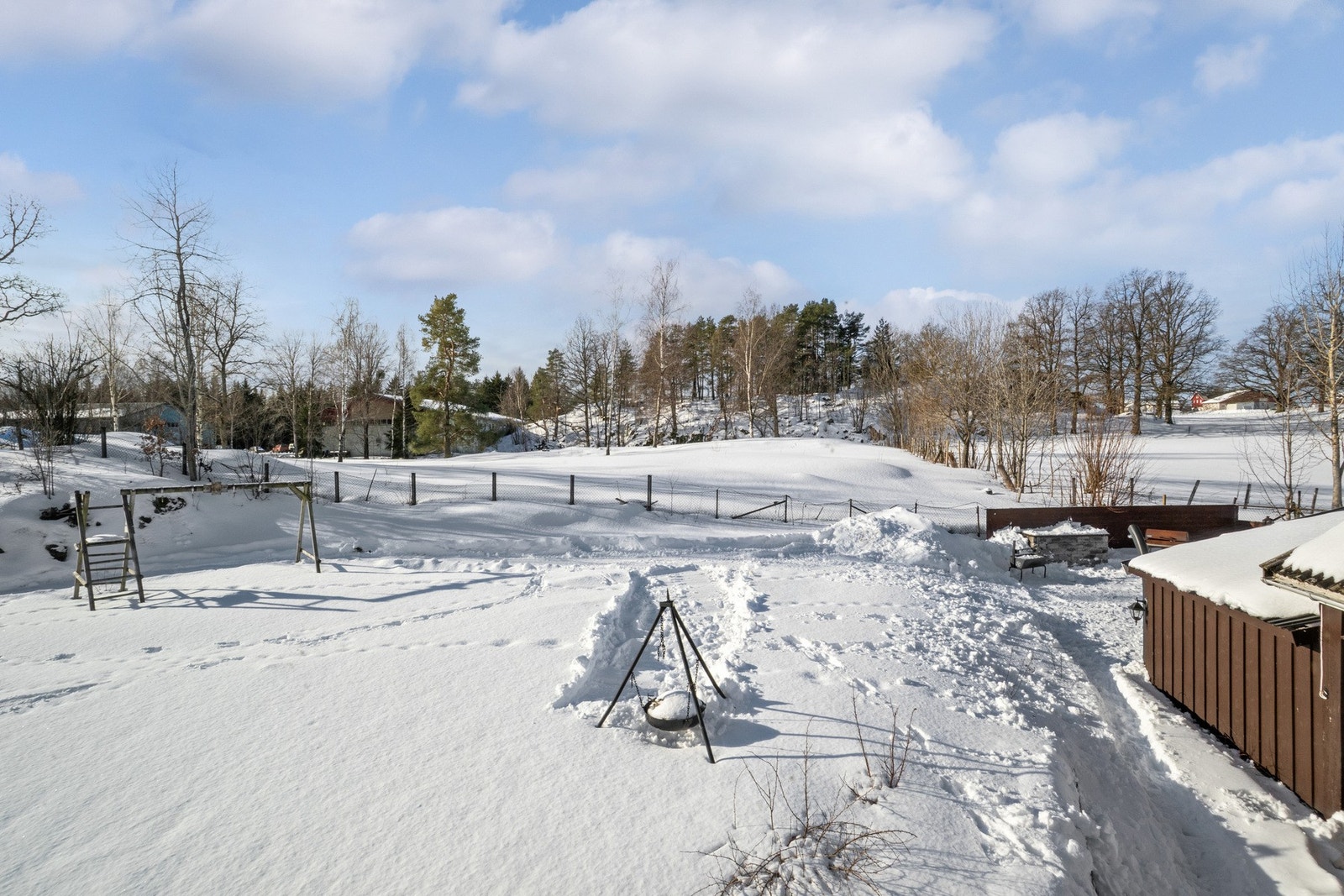 Tomten ligger fint til i terrenget og har gode solforhold. Den romslige størrelsen gir fleksible muligheter for plassering av bolig, uteområder, hage og eventuelle tilleggsbygg - perfekt for deg som ønsker god avstand til naboer og rikelig med privatliv. Galleribilde