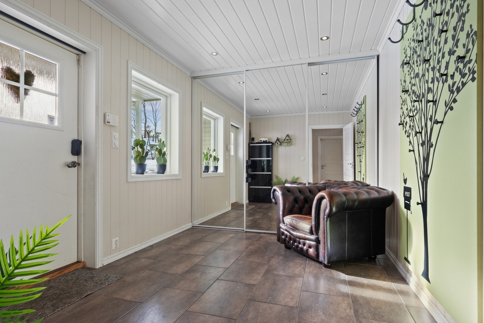 Boligen tar deg inn i en romslig entrè som gir deg en god romfølelse. Her har du en stor og innebygd skyvedørsgarderobe. Galleribilde