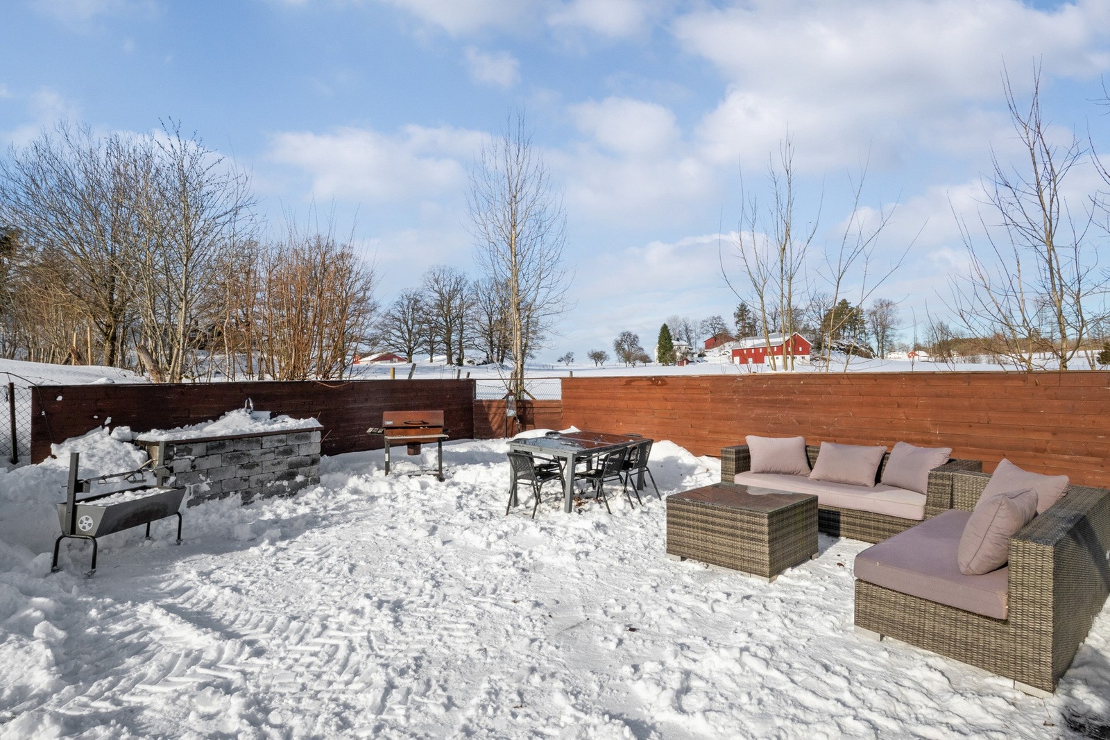 Her får du en sjelden mulighet til å sikre deg god boltreplass i rolige og idylliske omgivelser, med utsyn over åpne jorder og skogkledde områder. Galleribilde