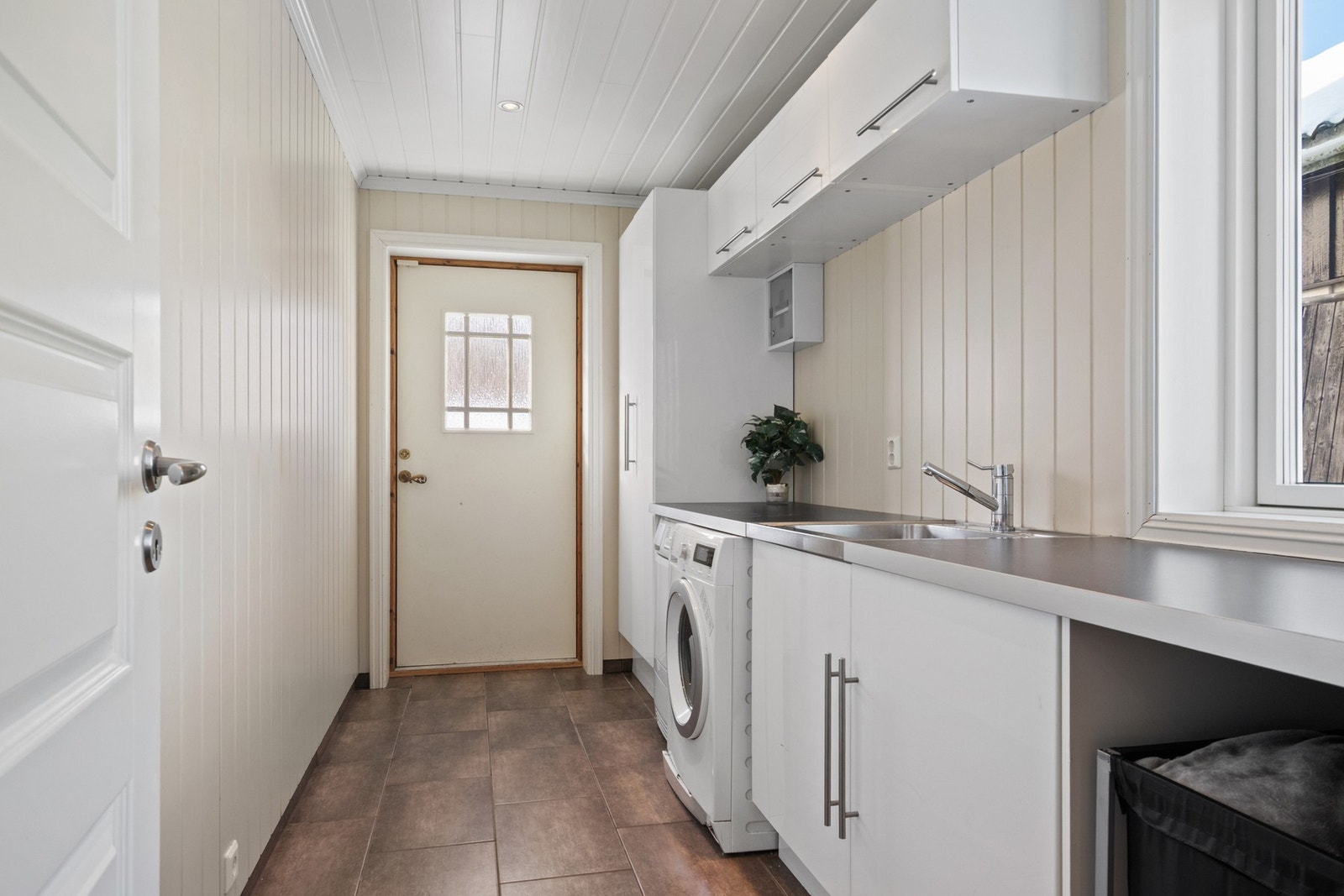 Her har du også et praktisk vaskerom. Dette rommet har innredning med nedfelt servant og opplegg for vaskemaskin Galleribilde