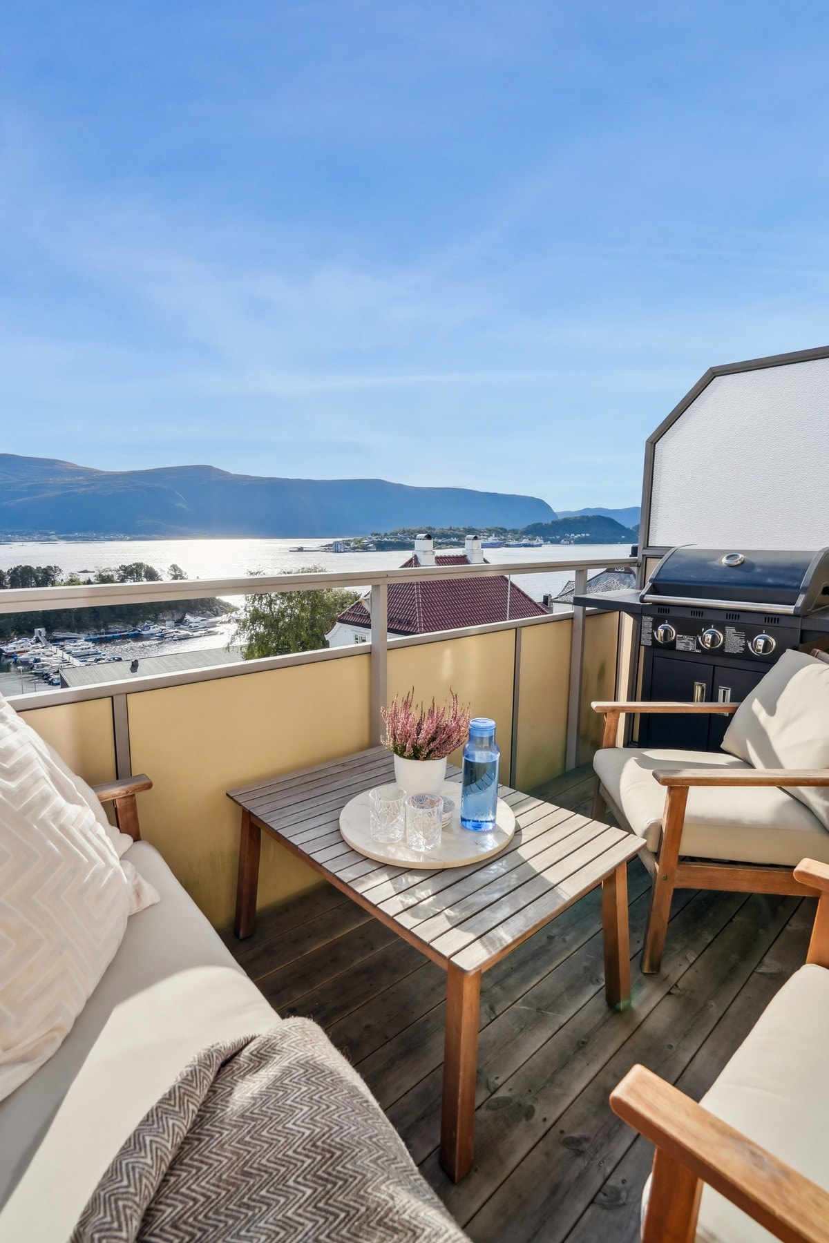 - den sydvendte balkongen på 6 kvm med gode sol- og utsiktsforhold. Galleribilde