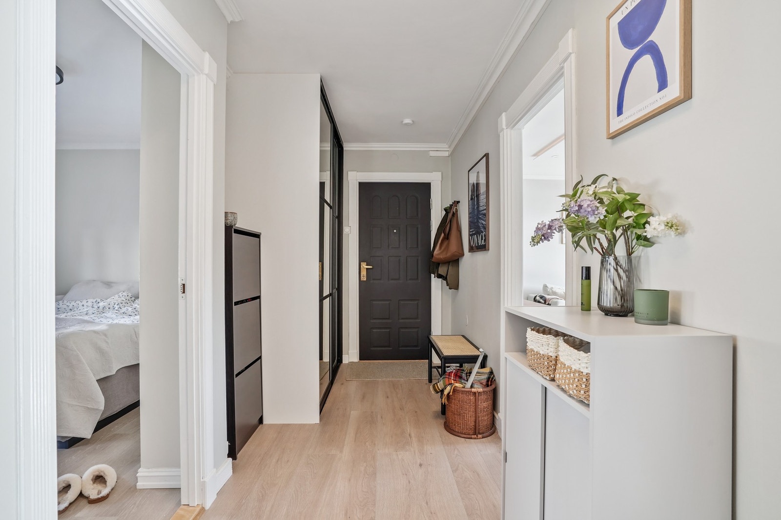 Entréen har skyvedørsgarderobe for yttertøy og sko. Velkommen inn! Galleribilde