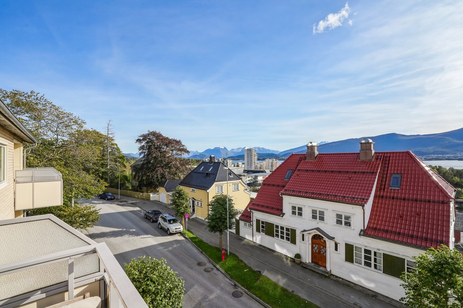 Fin utsikt mot Borgundfjorden, Sulafjellet og Sukkertoppen. Galleribilde