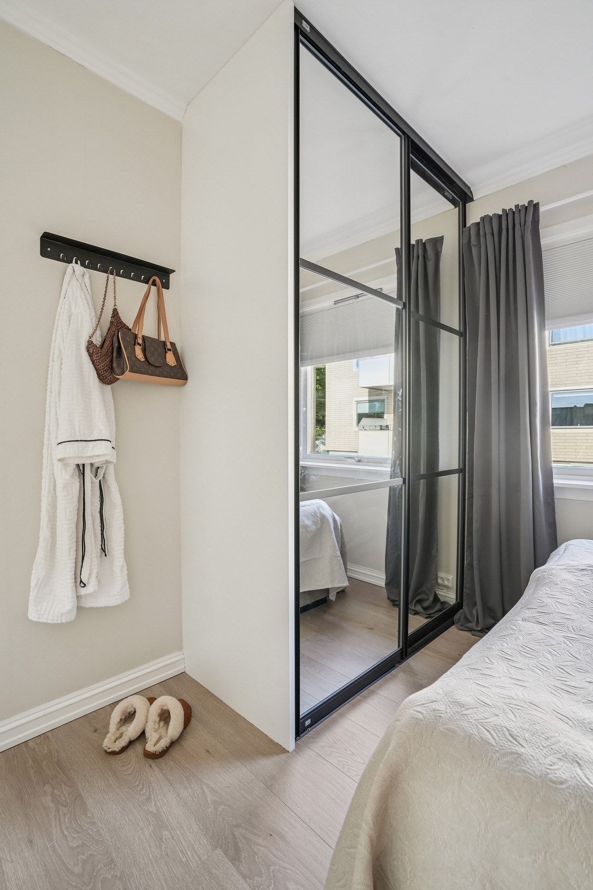 Garderobeskapet sørger for godt med oppbevaring. Galleribilde