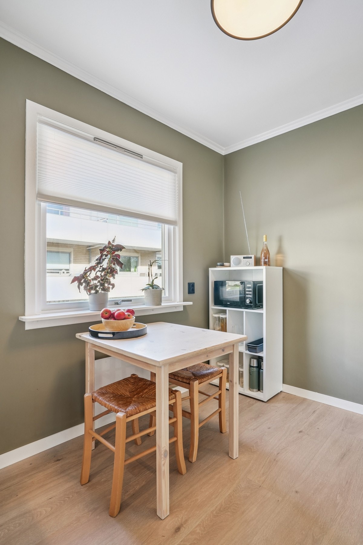 Det er også plass til en hyggelig spiseplass ved vinduet på kjøkkenet. Galleribilde