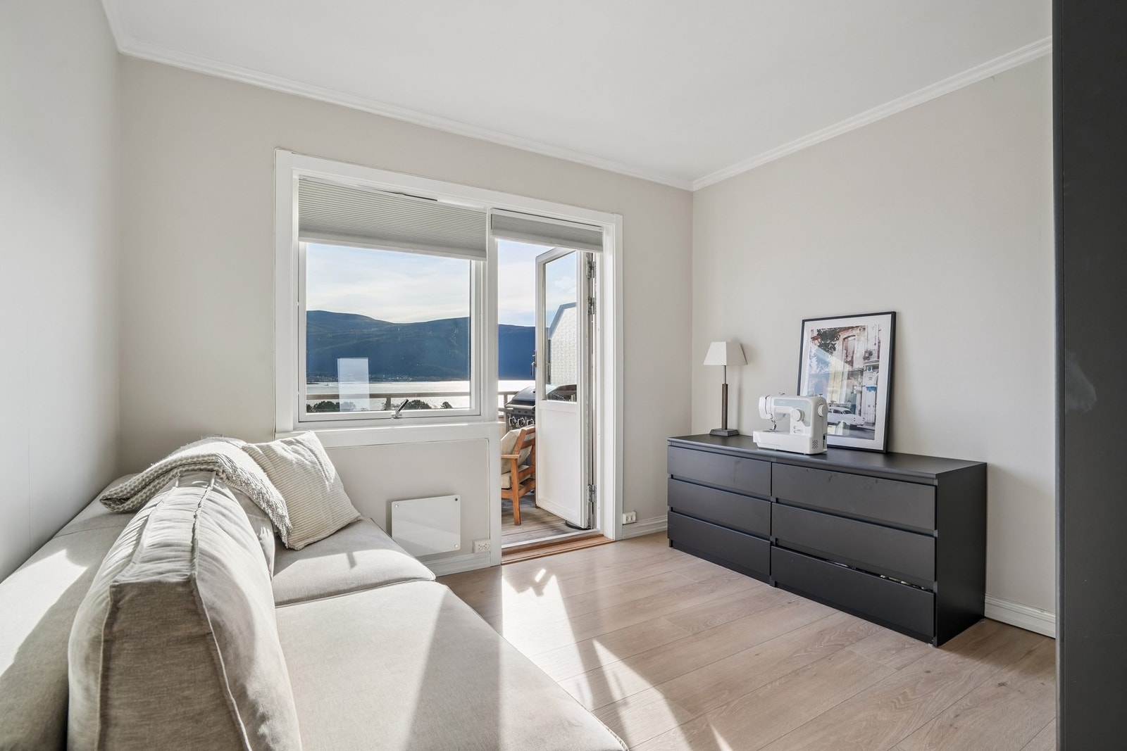 Soverom nr. 2 er av samme gode størrelse og har et lyst fargevalg. Galleribilde